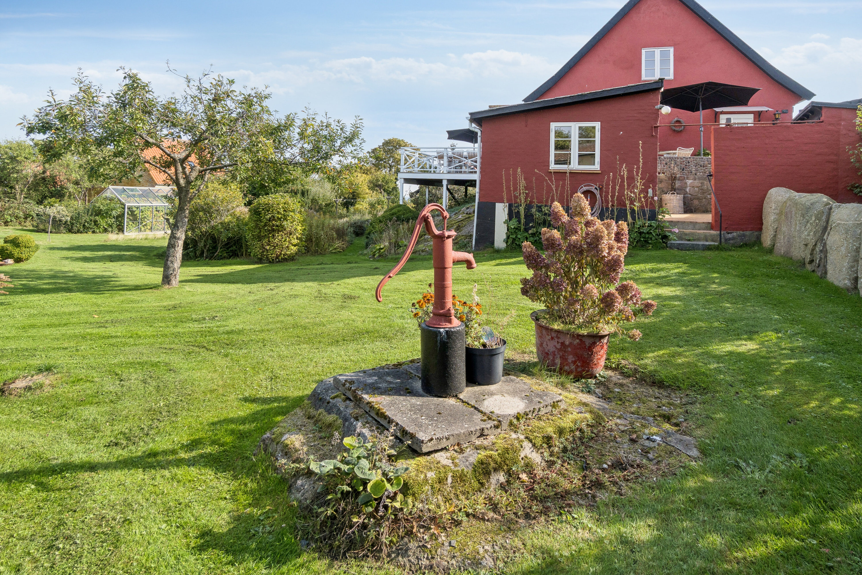 Fremhævet set fra haven billede i fuldskærmstilstand. Billede af Melsted Langgade 56, 3760 Gudhjem