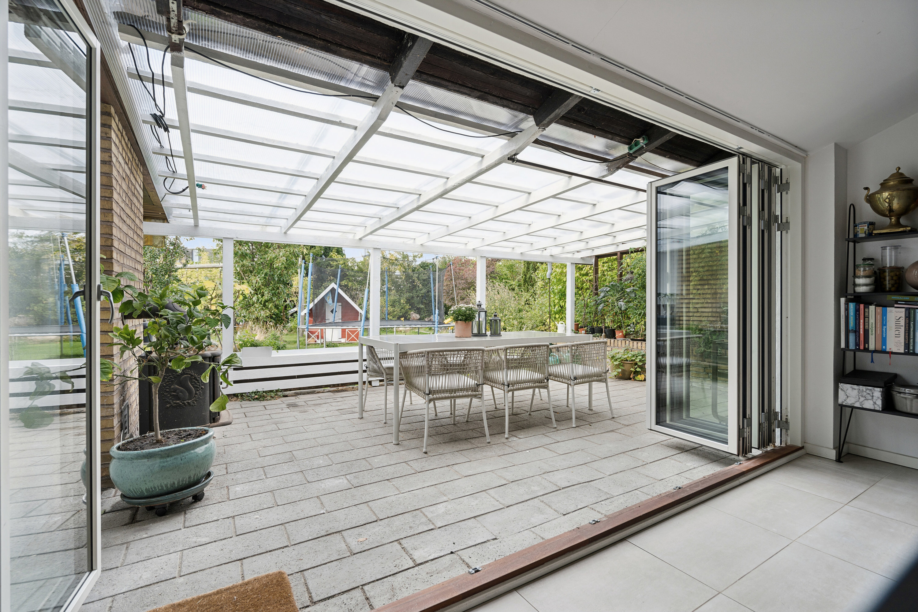 Fremhævet overdækket terrasse billede i fuldskærmstilstand. Billede af Arkturus Alle 2, 2770 Kastrup