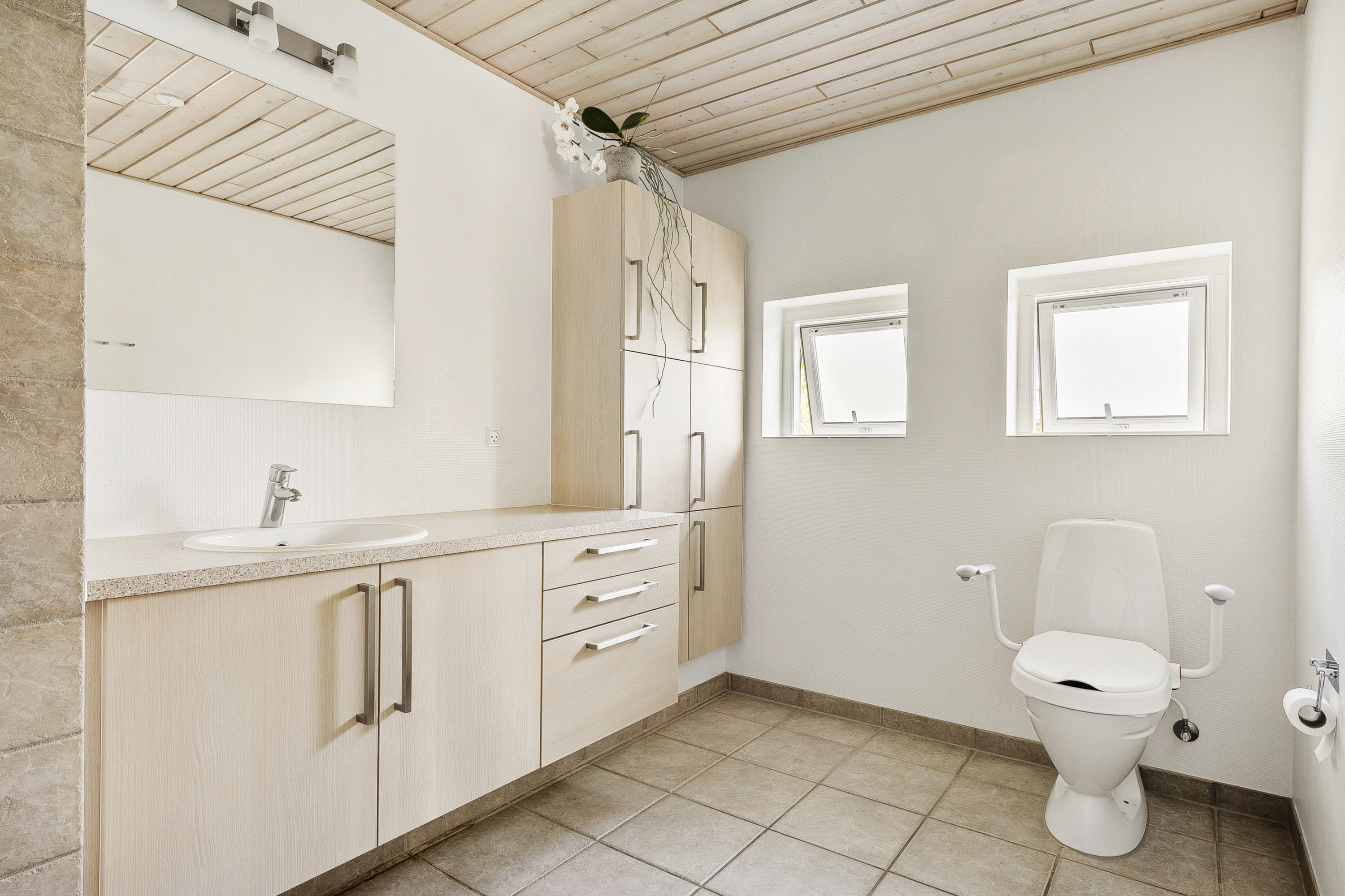 Fremhævet toilet billede i fuldskærmstilstand. Billede af Vinthervej 4, 8732 Hovedgård