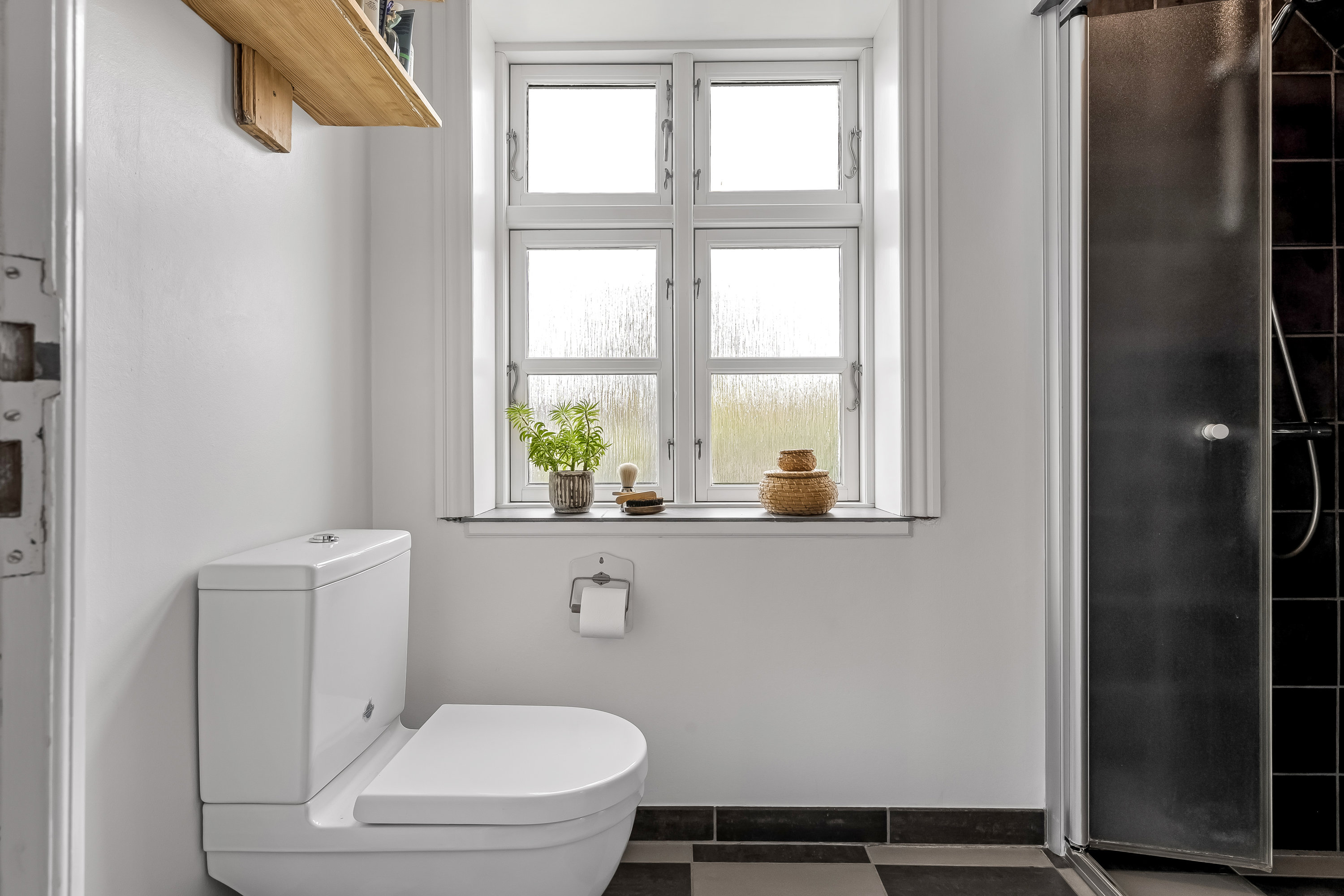 Fremhævet toilet billede i fuldskærmstilstand. Billede af Jernbanegade 31, 6870 Ølgod