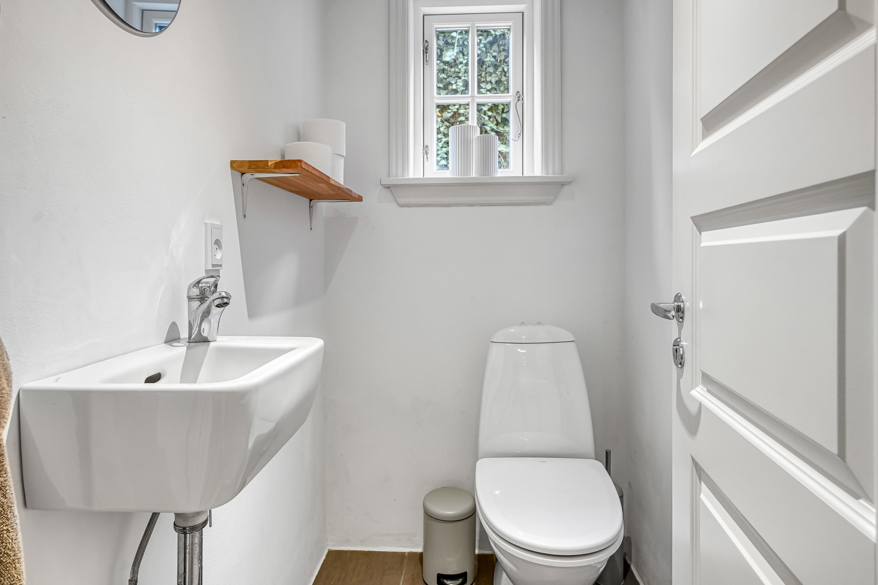 Fremhævet toilet billede i fuldskærmstilstand. Billede af Ewalds Alle 45, 6700 Esbjerg