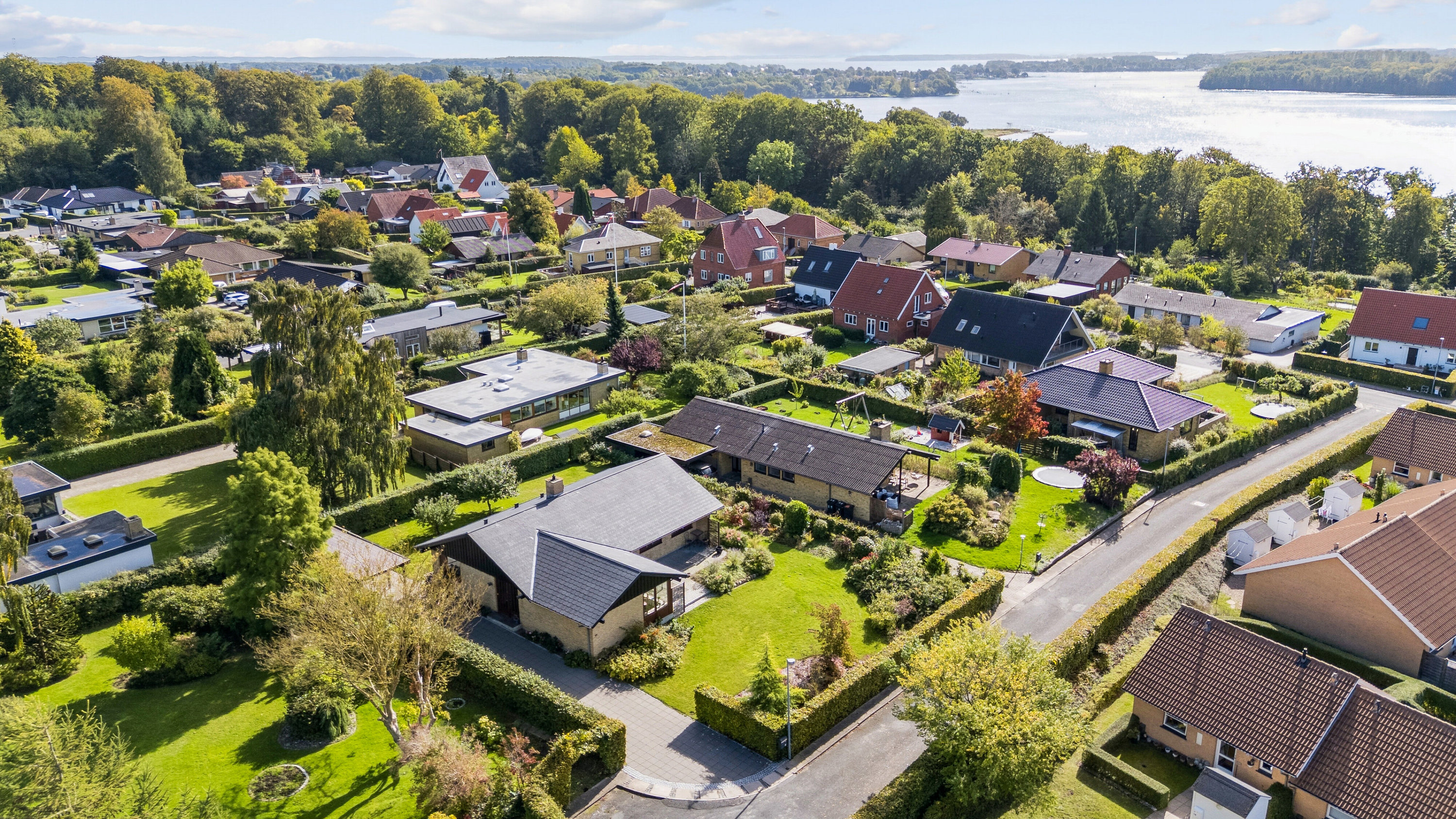 Fremhævet luftfoto billede i fuldskærmstilstand. Billede af Morbærvænget 6, 5700 Svendborg