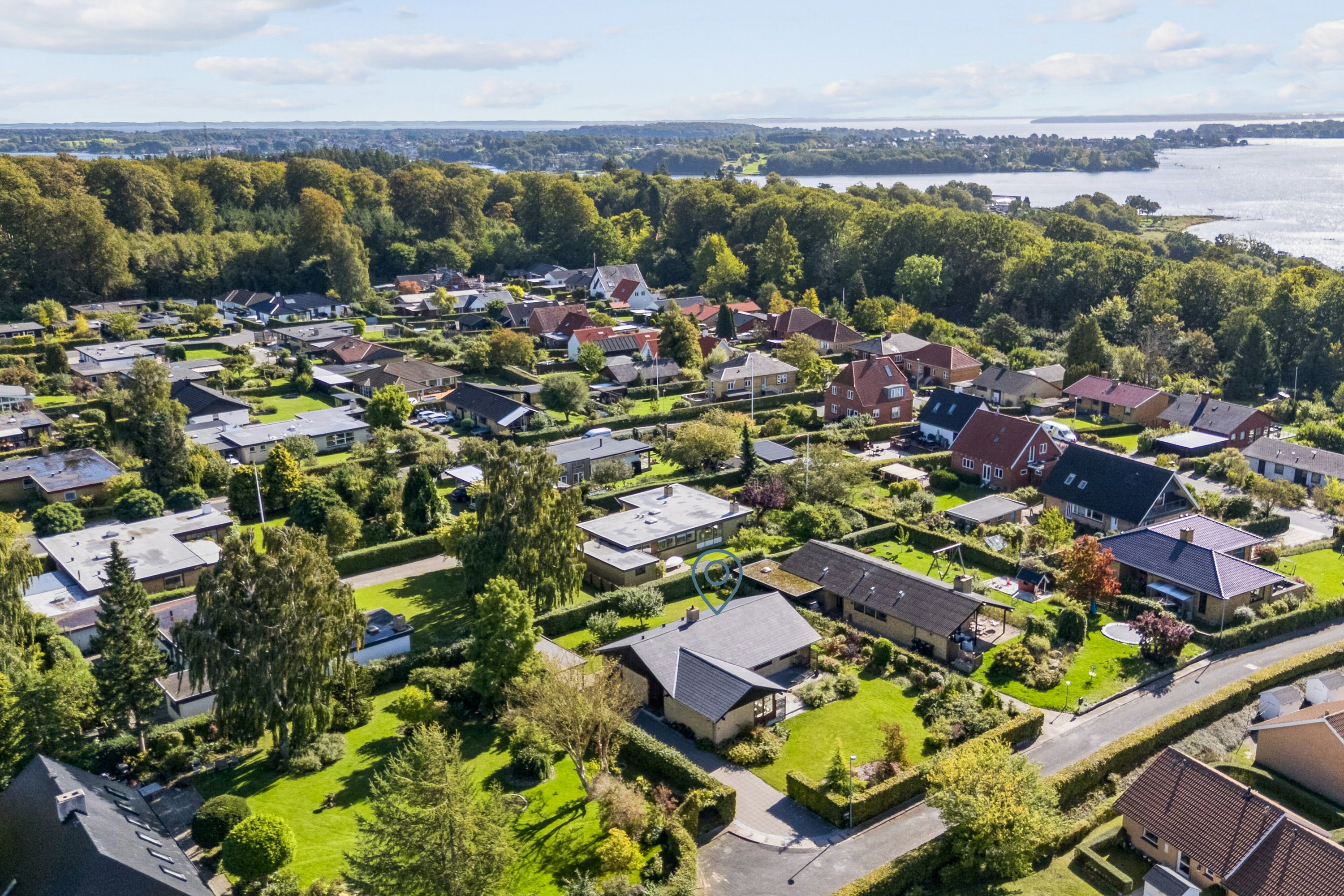 Fremhævet luftfoto billede i fuldskærmstilstand. Billede af Morbærvænget 6, 5700 Svendborg