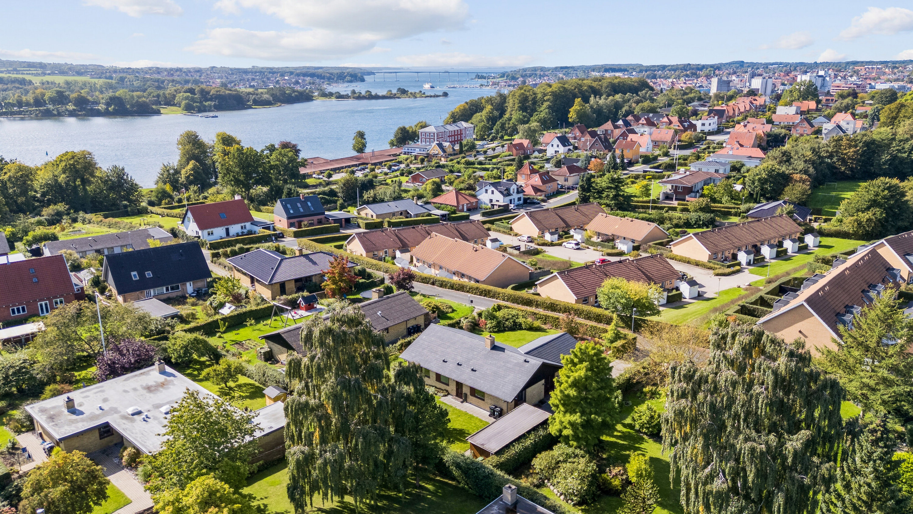 Fremhævet luftfoto billede i fuldskærmstilstand. Billede af Morbærvænget 6, 5700 Svendborg