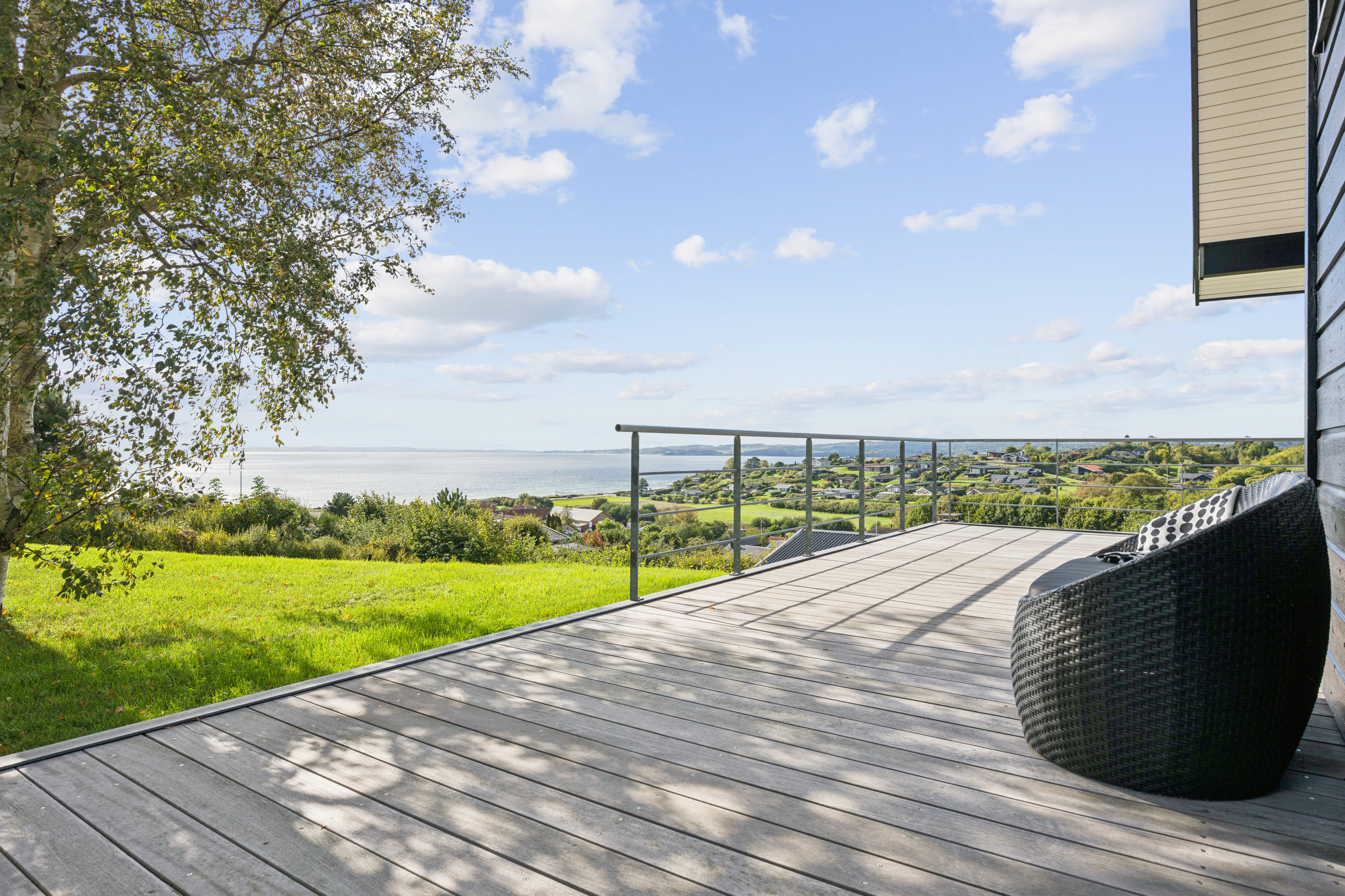 Fremhævet terrasse billede i fuldskærmstilstand. Billede af Ørredvej 13, Egsmark Strand, 8400 Ebeltoft