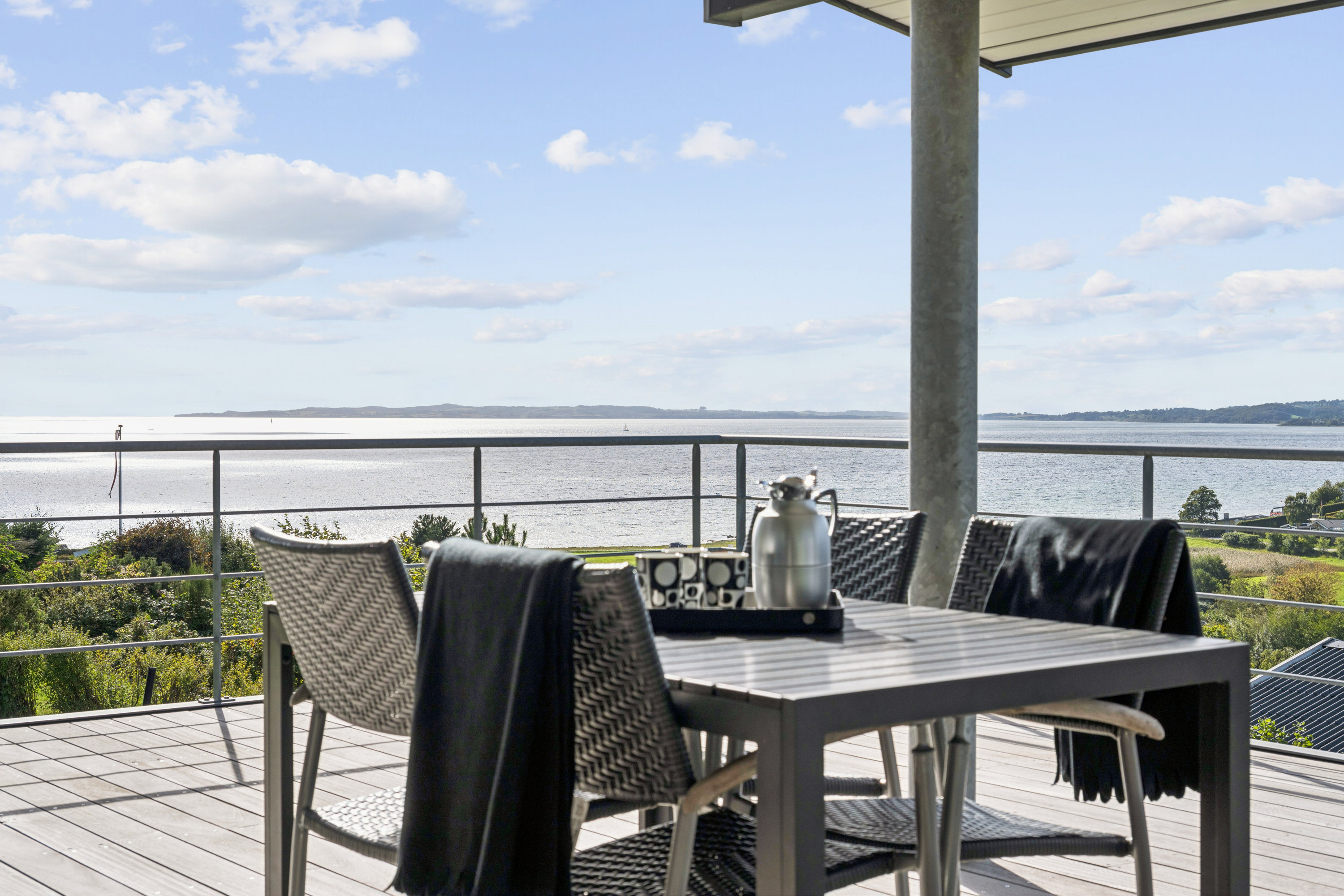 Fremhævet terrasse billede i fuldskærmstilstand. Billede af Ørredvej 13, Egsmark Strand, 8400 Ebeltoft