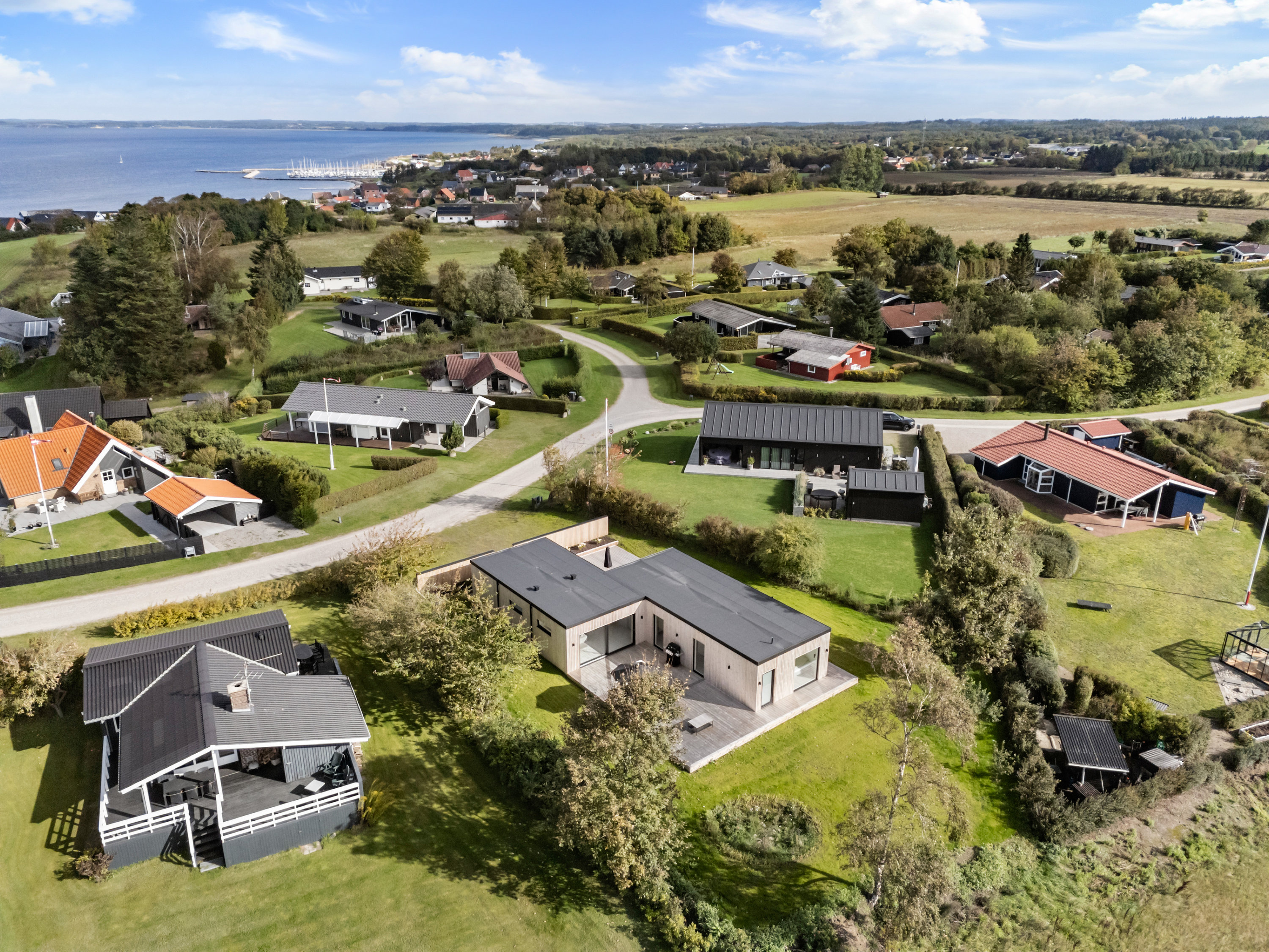 Fremhævet luftfoto billede i fuldskærmstilstand. Billede af Skovvej 12, Hvalpsund, 9640 Farsø