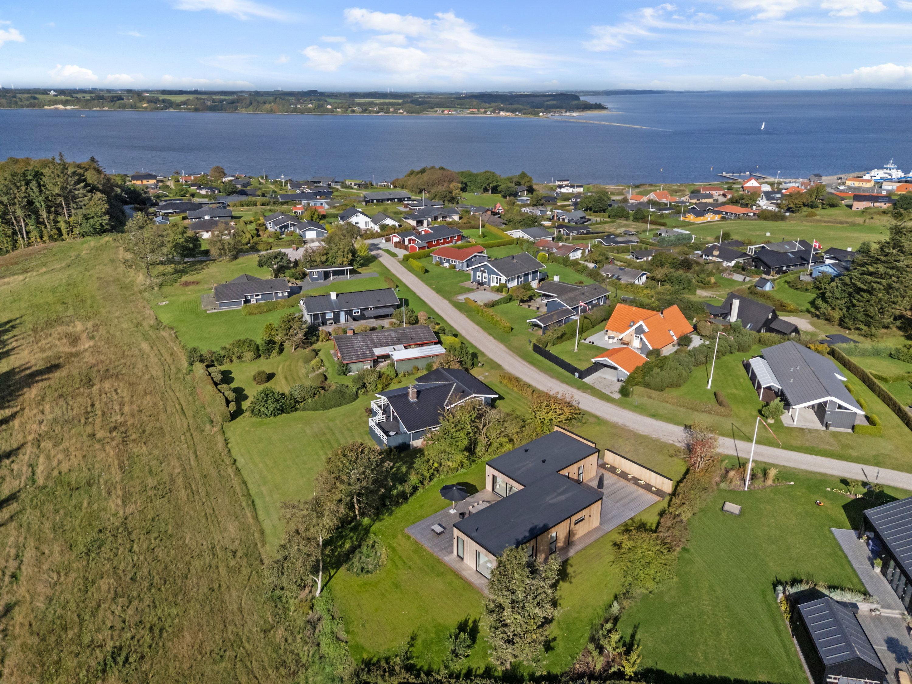 Fremhævet luftfoto billede i fuldskærmstilstand. Billede af Skovvej 12, Hvalpsund, 9640 Farsø