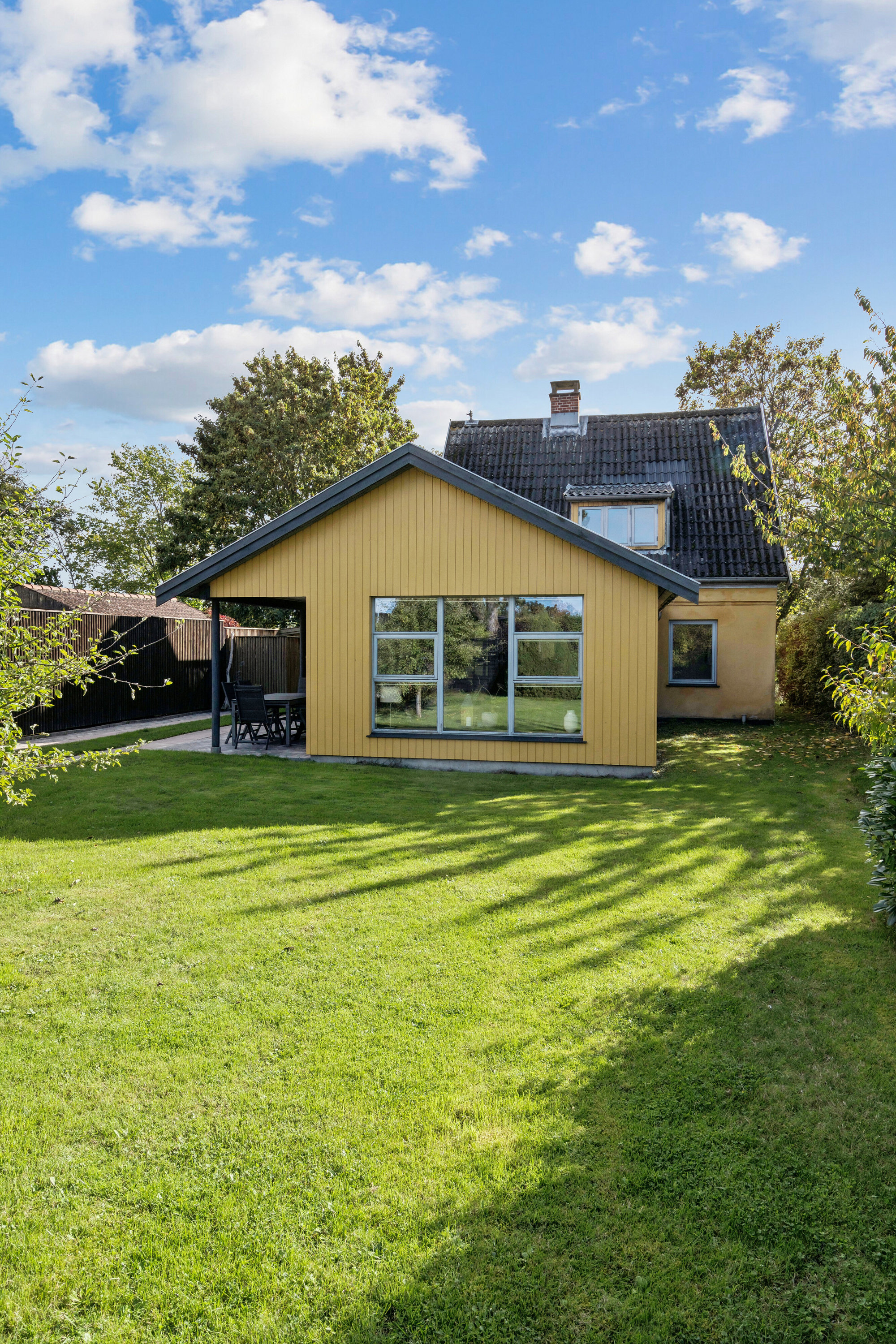 Fremhævet set fra haven billede i fuldskærmstilstand. Billede af Stenstykkevej 19, 2650 Hvidovre