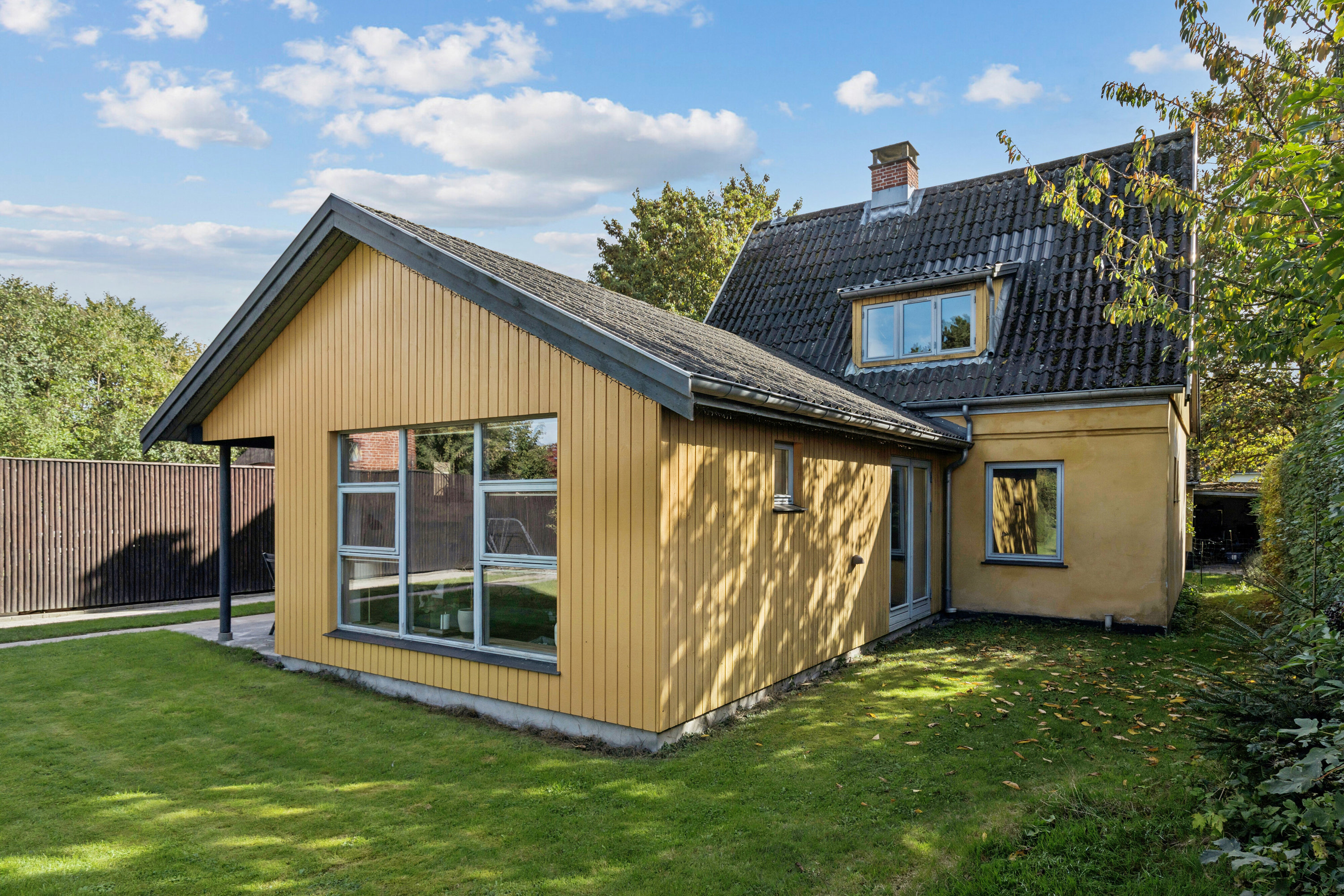 Fremhævet set fra haven billede i fuldskærmstilstand. Billede af Stenstykkevej 19, 2650 Hvidovre