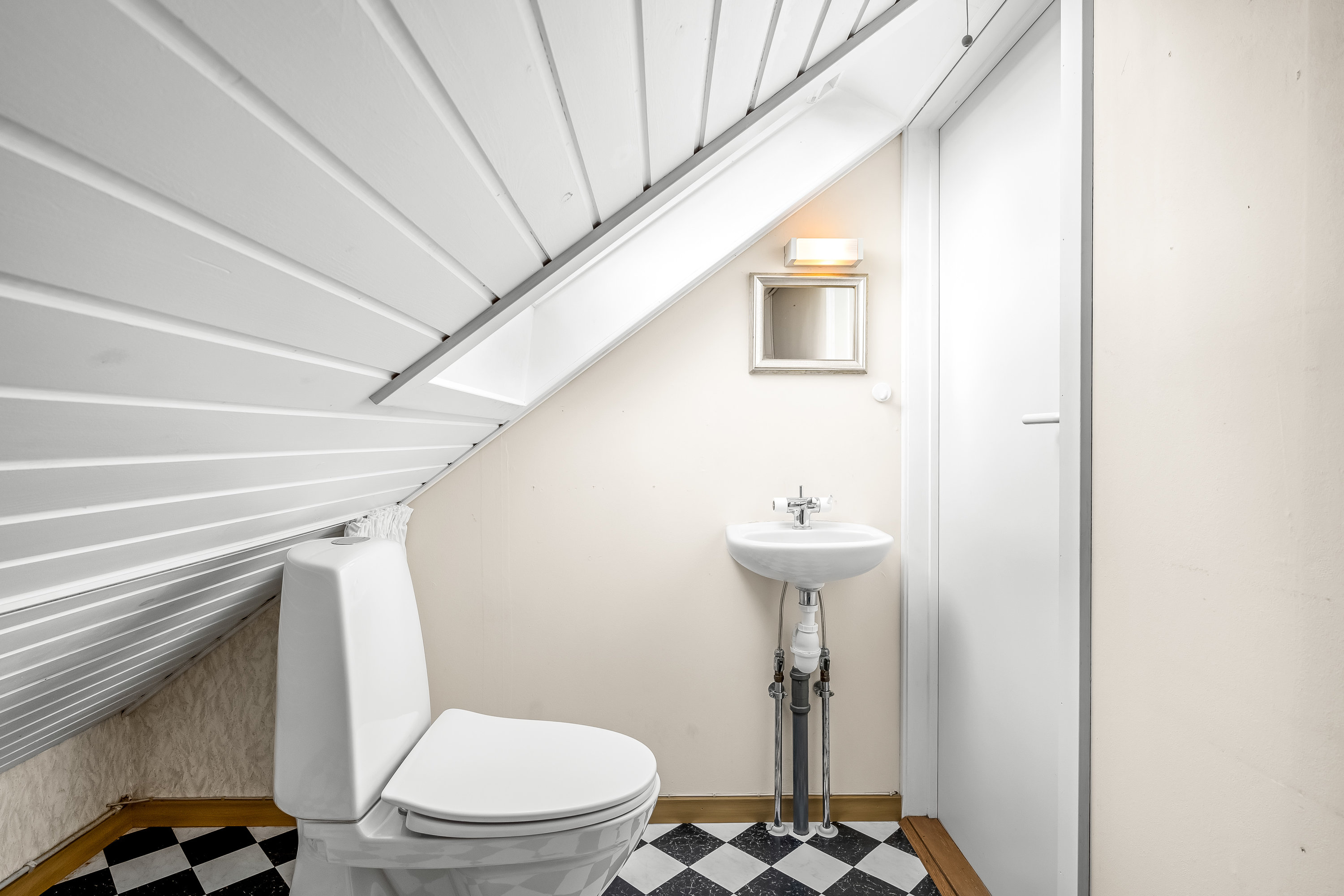 Fremhævet toilet billede i fuldskærmstilstand. Billede af Møllegade 6, 6862 Tistrup