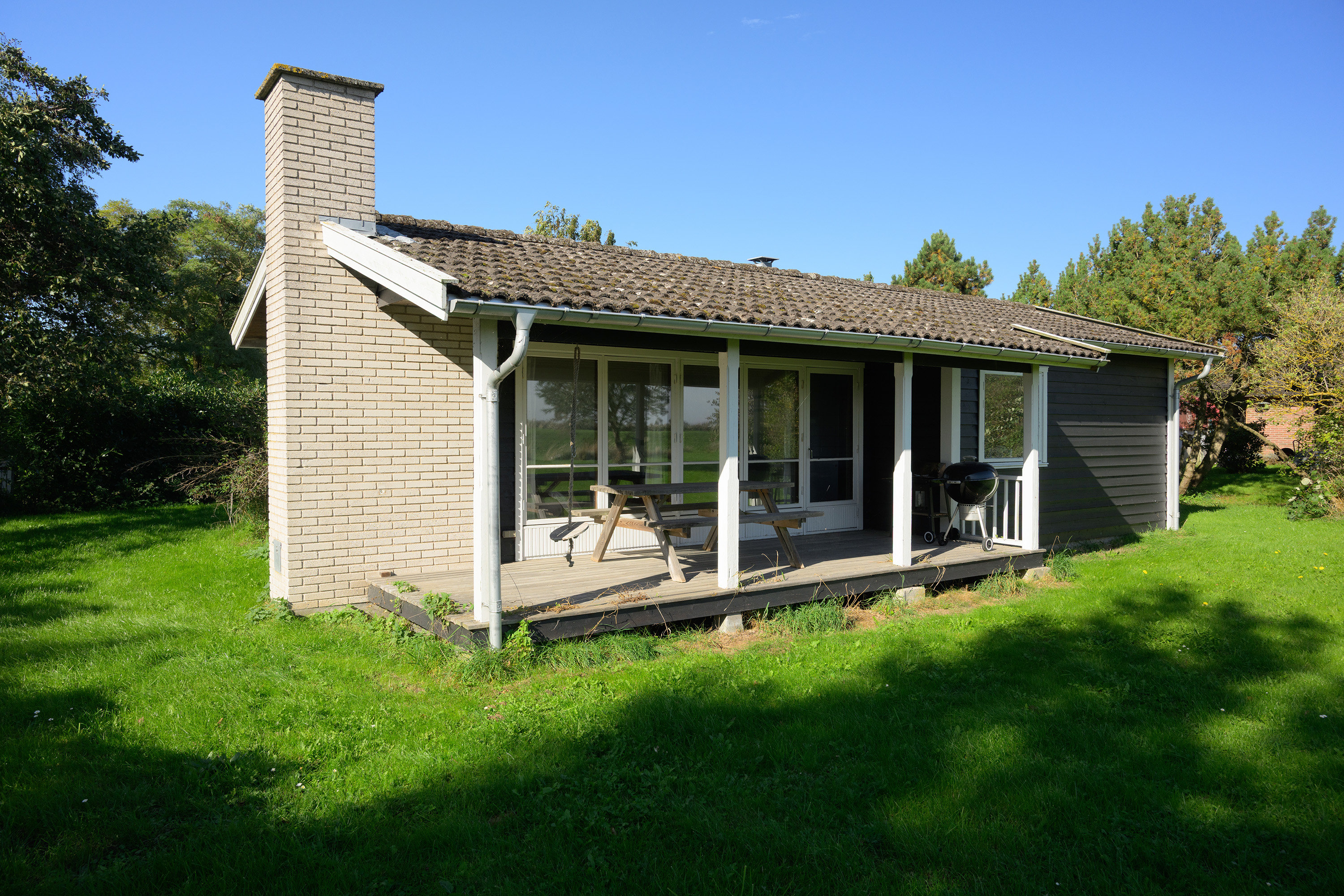 Fremhævet facade havesiden billede i fuldskærmstilstand. Billede af Rørsangervænget 8, Sortsø, 4850 Stubbekøbing