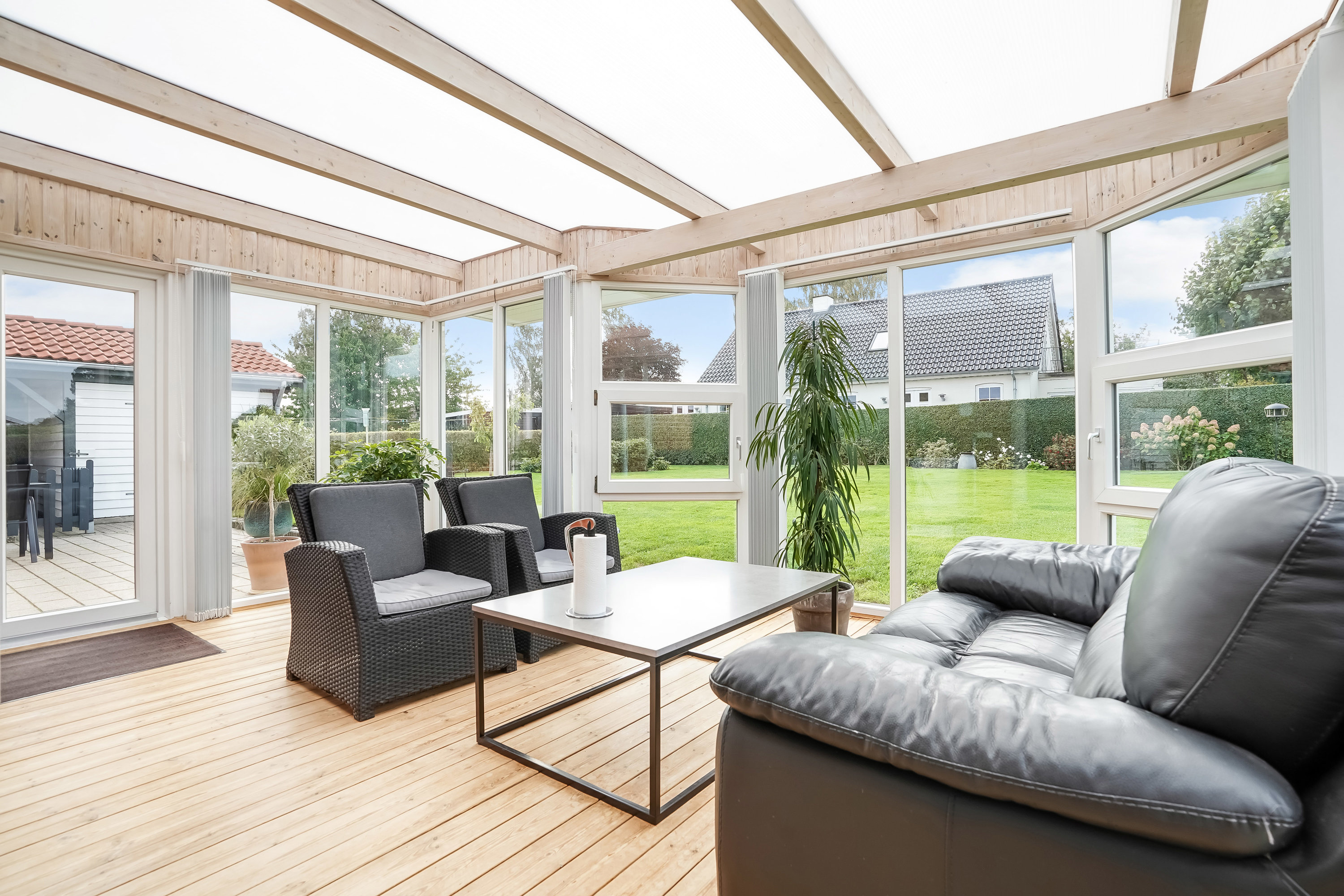 Fremhævet skøn udestue, terrasse og velplejet have  billede i fuldskærmstilstand. Billede af Vestergårdvej 5, Strib, 5500 Middelfart