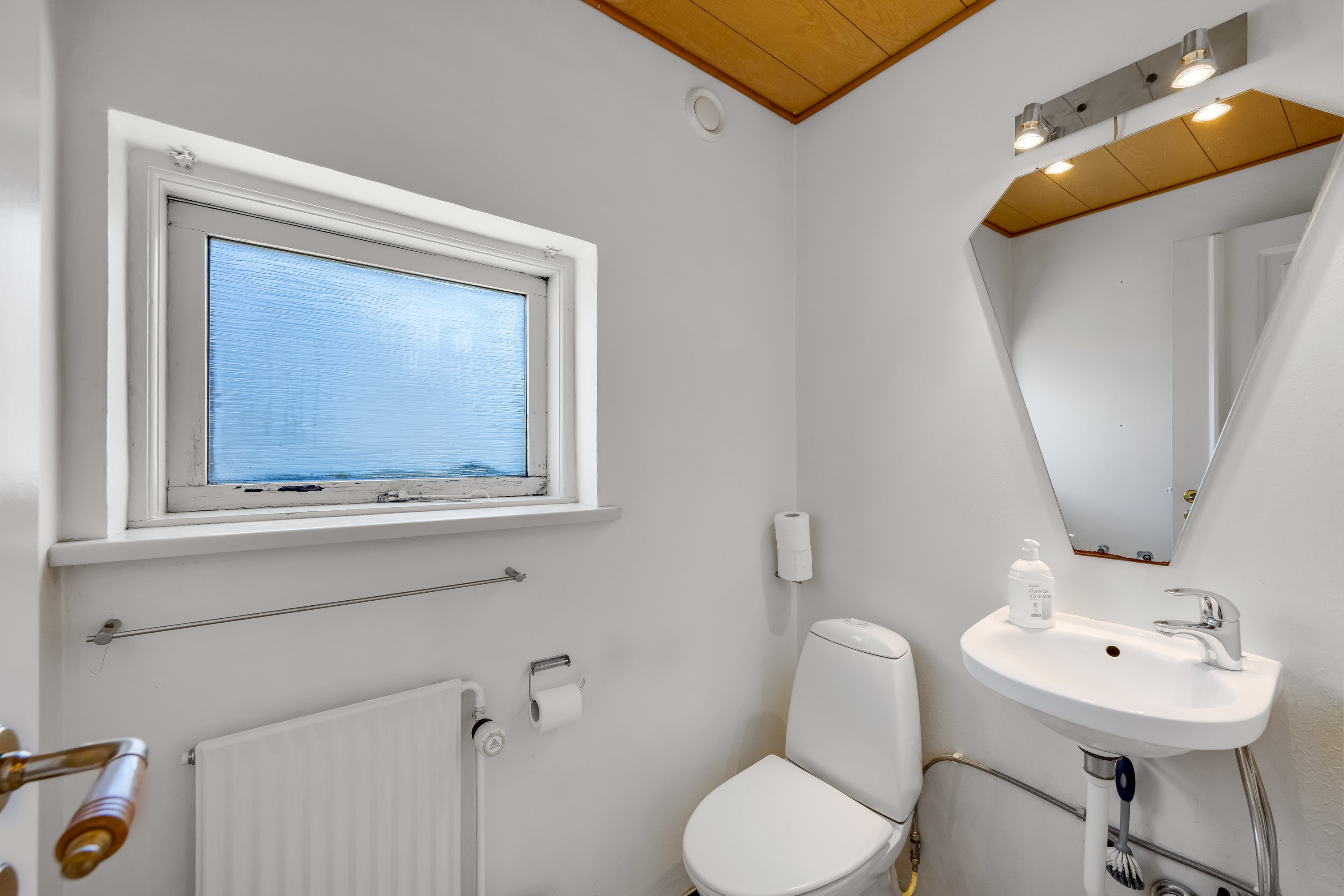 Fremhævet gæstetoilet billede i fuldskærmstilstand. Billede af Herningvej 34, Barde, 6920 Videbæk