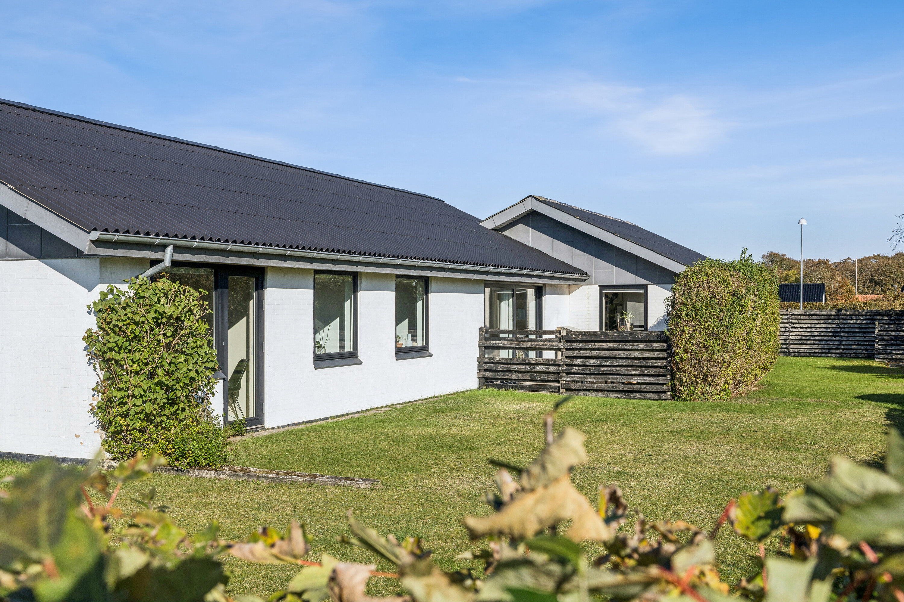 Fremhævet set fra haven billede i fuldskærmstilstand. Billede af Svalerodsvej 11, 9800 Hjørring