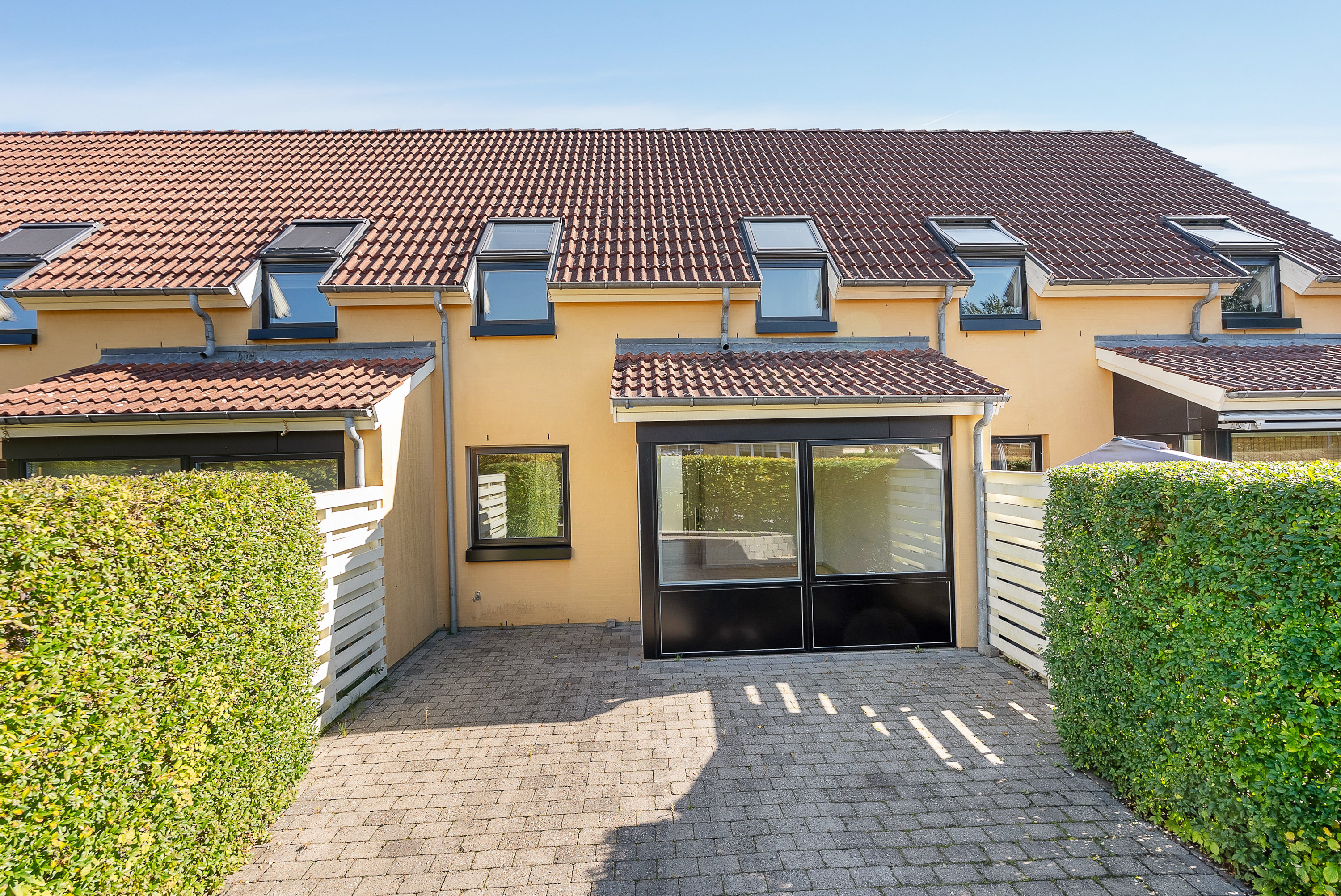 Fremhævet facade billede i fuldskærmstilstand. Billede af Vimmelsbækløkken 9, Kirkendrup, 5270 Odense N