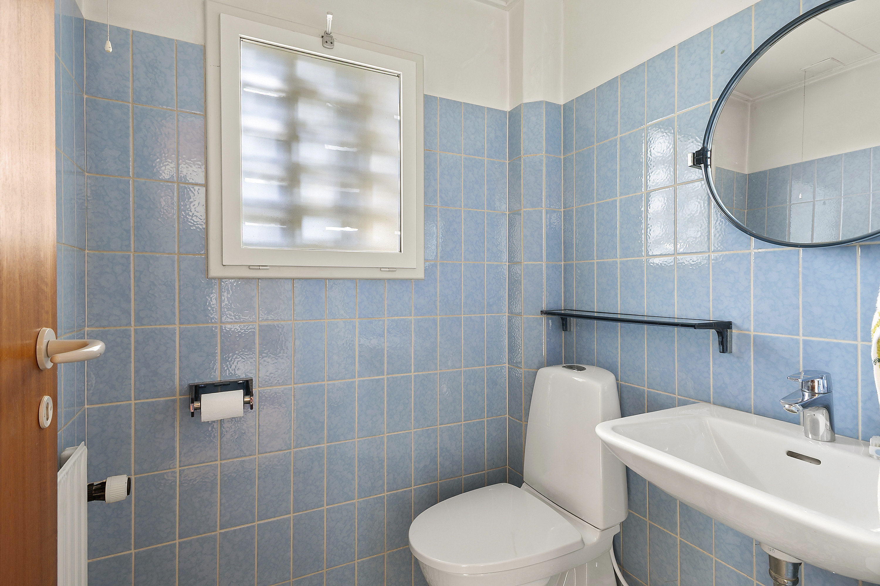 Fremhævet toilet billede i fuldskærmstilstand. Billede af Sanddal Engvej 9+11, Sanddal, 7000 Fredericia