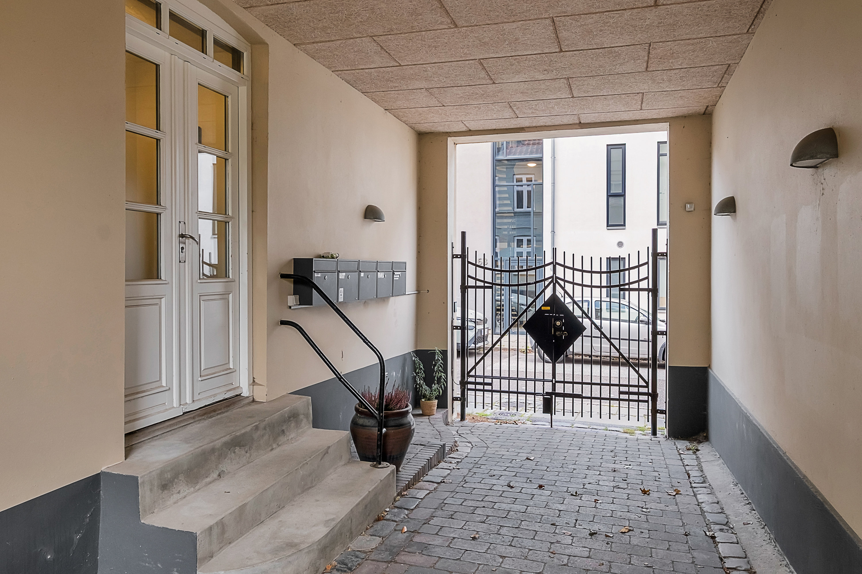 Fremhævet entré billede i fuldskærmstilstand. Billede af Montanagade 5, st., 8000 Aarhus C