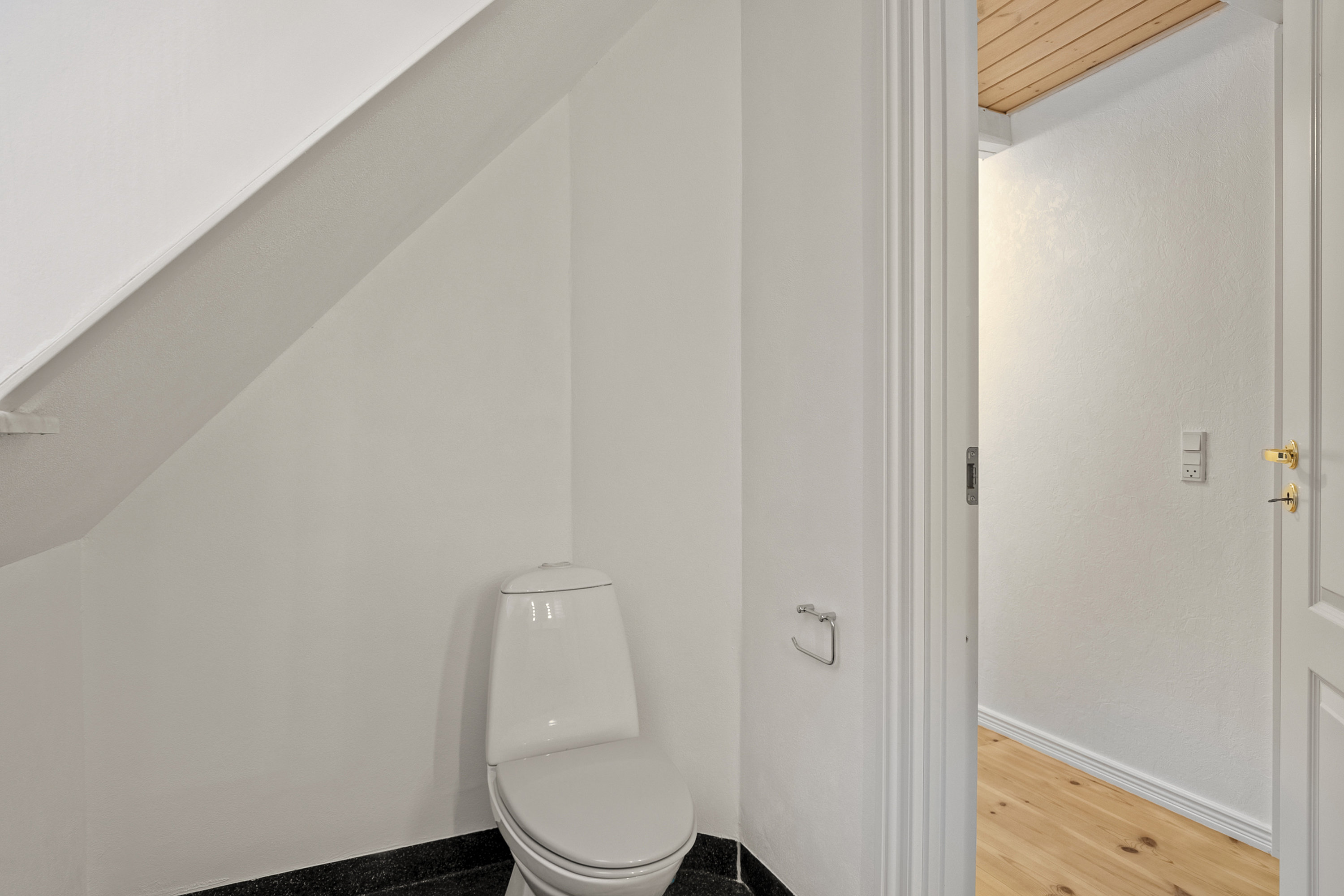 Fremhævet toilet billede i fuldskærmstilstand. Billede af Foldingbrovej 1B, 6670 Holsted