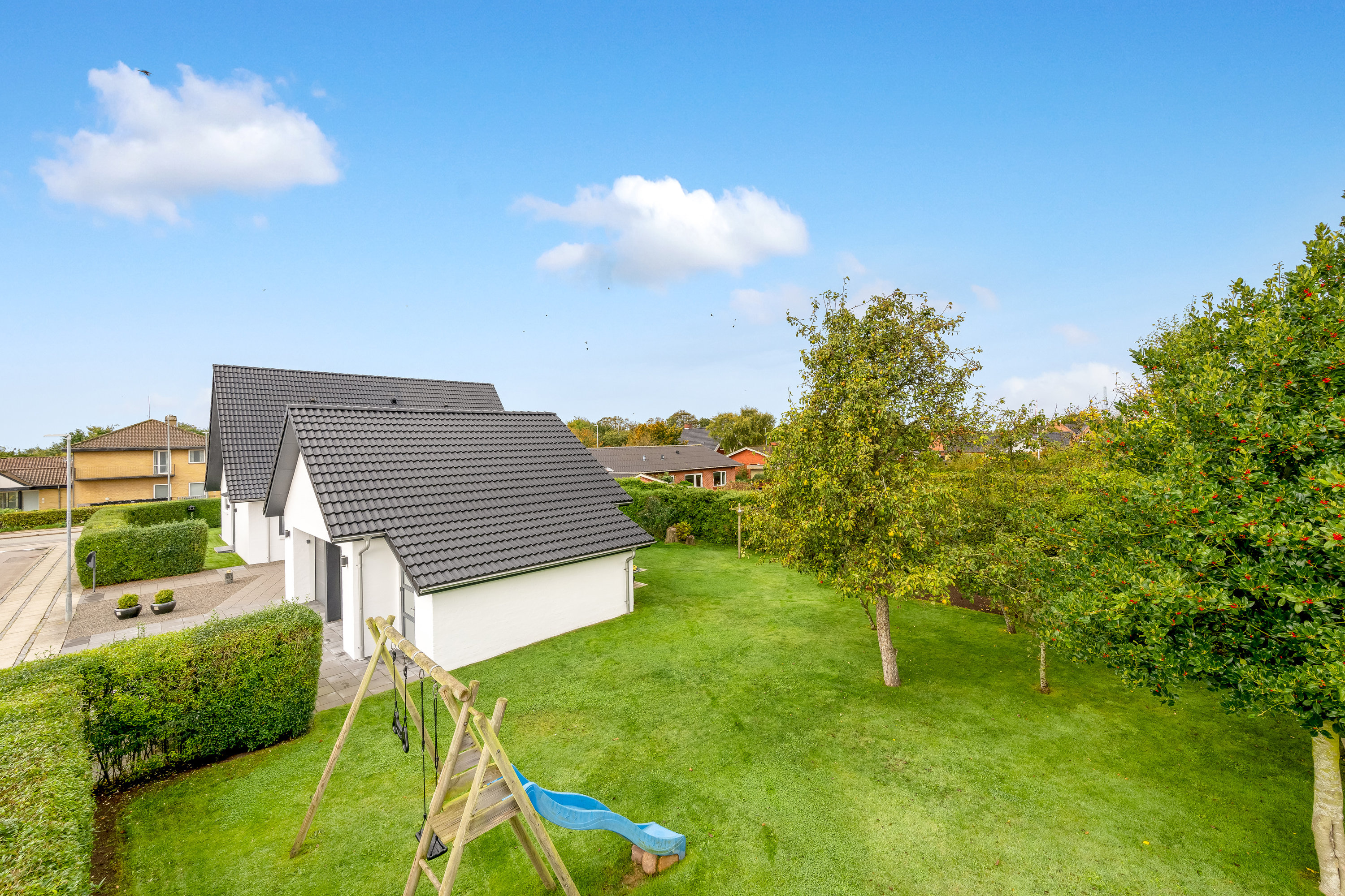 Fremhævet facade billede i fuldskærmstilstand. Billede af Kirkevej 12, Rindum, 6950 Ringkøbing