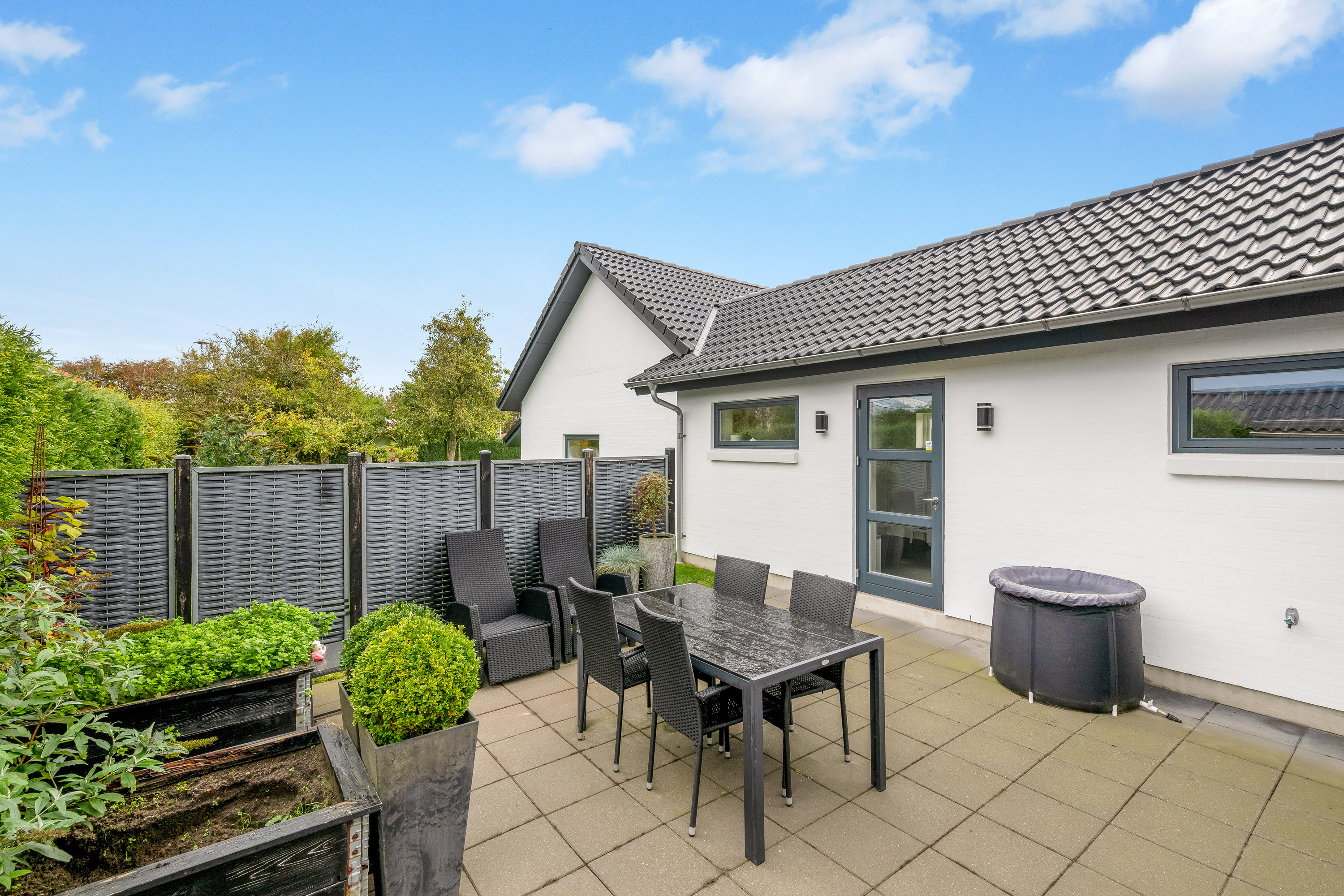 Fremhævet terrasse billede i fuldskærmstilstand. Billede af Kirkevej 12, Rindum, 6950 Ringkøbing