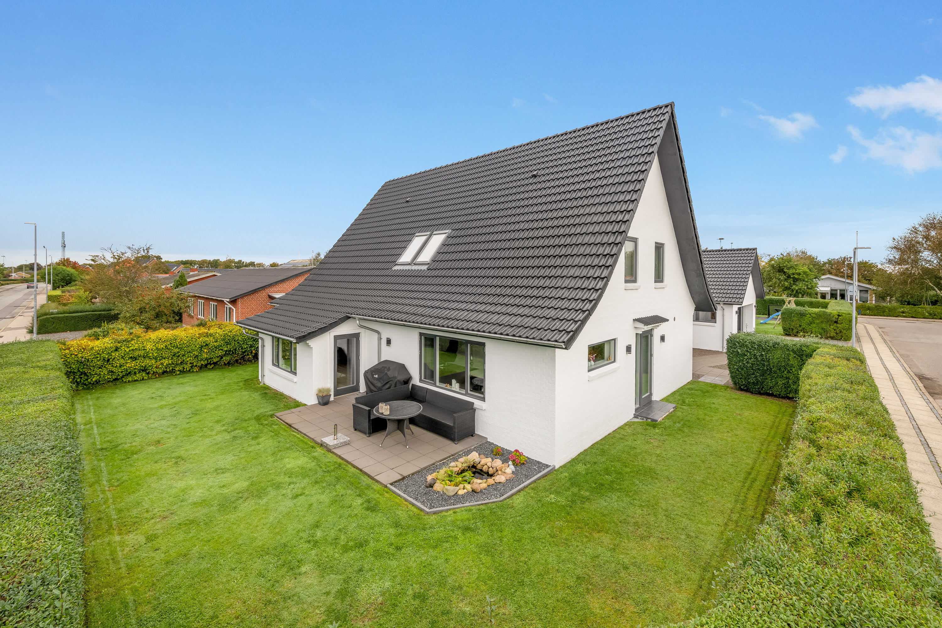 Fremhævet facade billede i fuldskærmstilstand. Billede af Kirkevej 12, Rindum, 6950 Ringkøbing