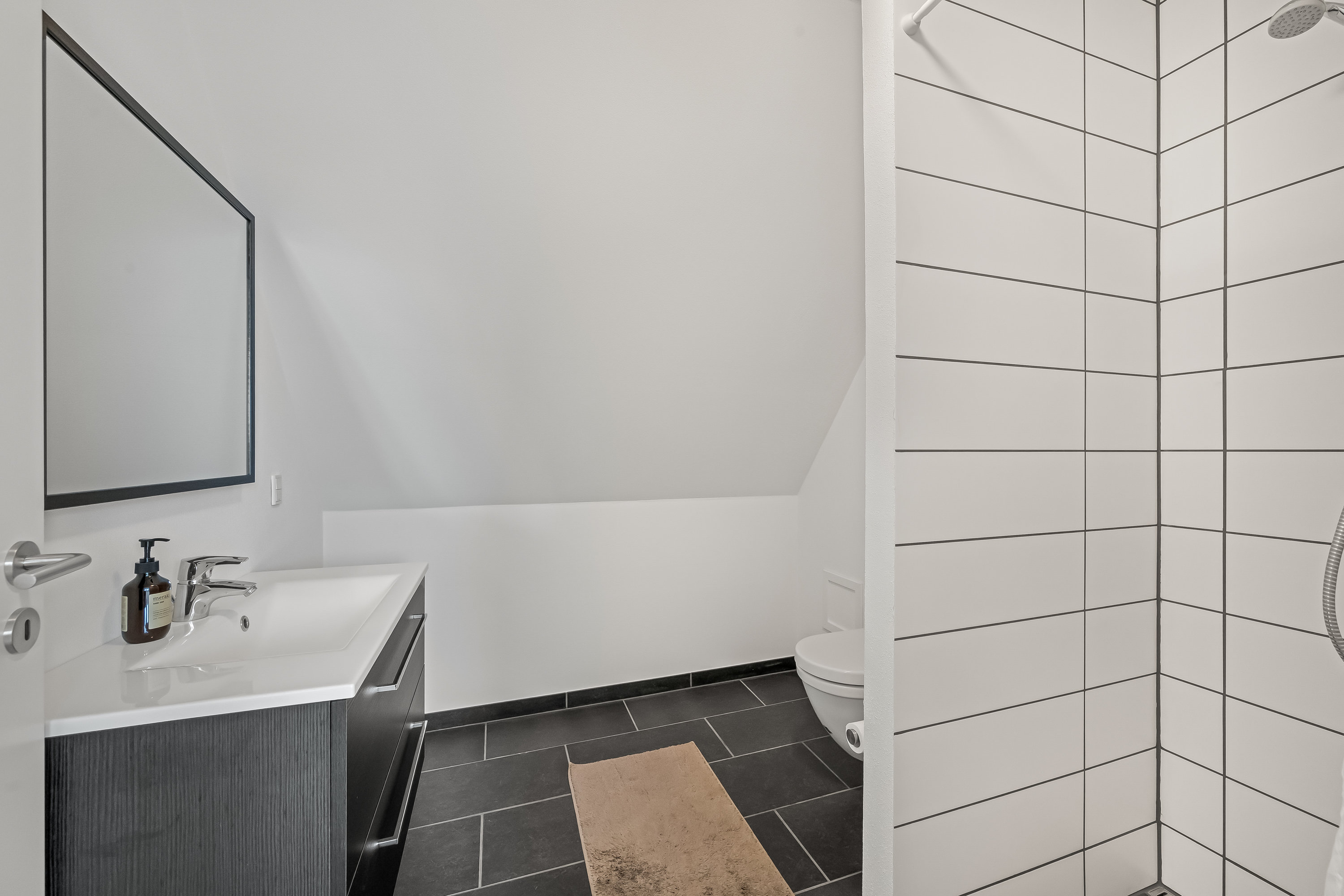 Fremhævet toilet billede i fuldskærmstilstand. Billede af Kirkevej 12, Rindum, 6950 Ringkøbing