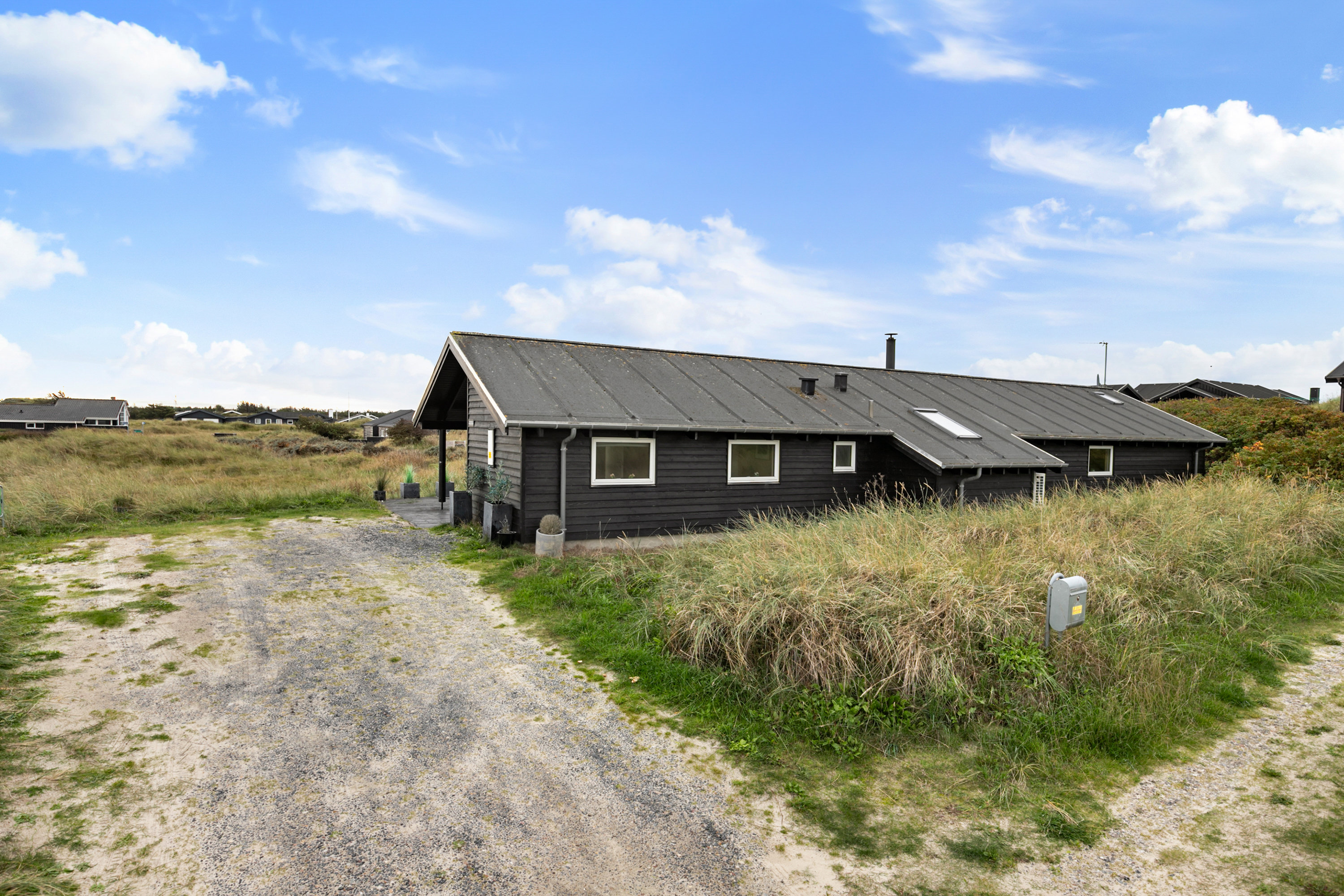 Fremhævet facade billede i fuldskærmstilstand. Billede af Hedvigsvej 1, Munkens Klit, 9480 Løkken