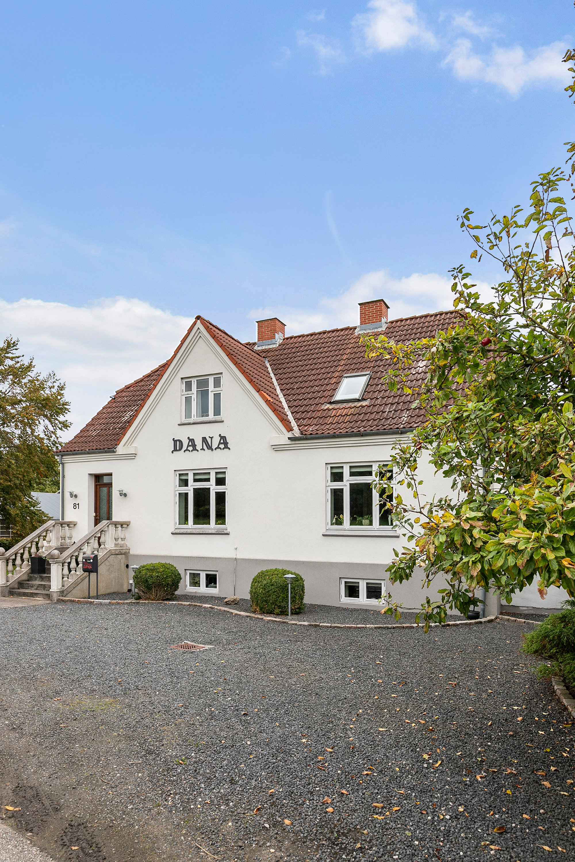Fremhævet facade billede i fuldskærmstilstand. Billede af Hovedgaden 81, Skovsgård, 9460 Brovst