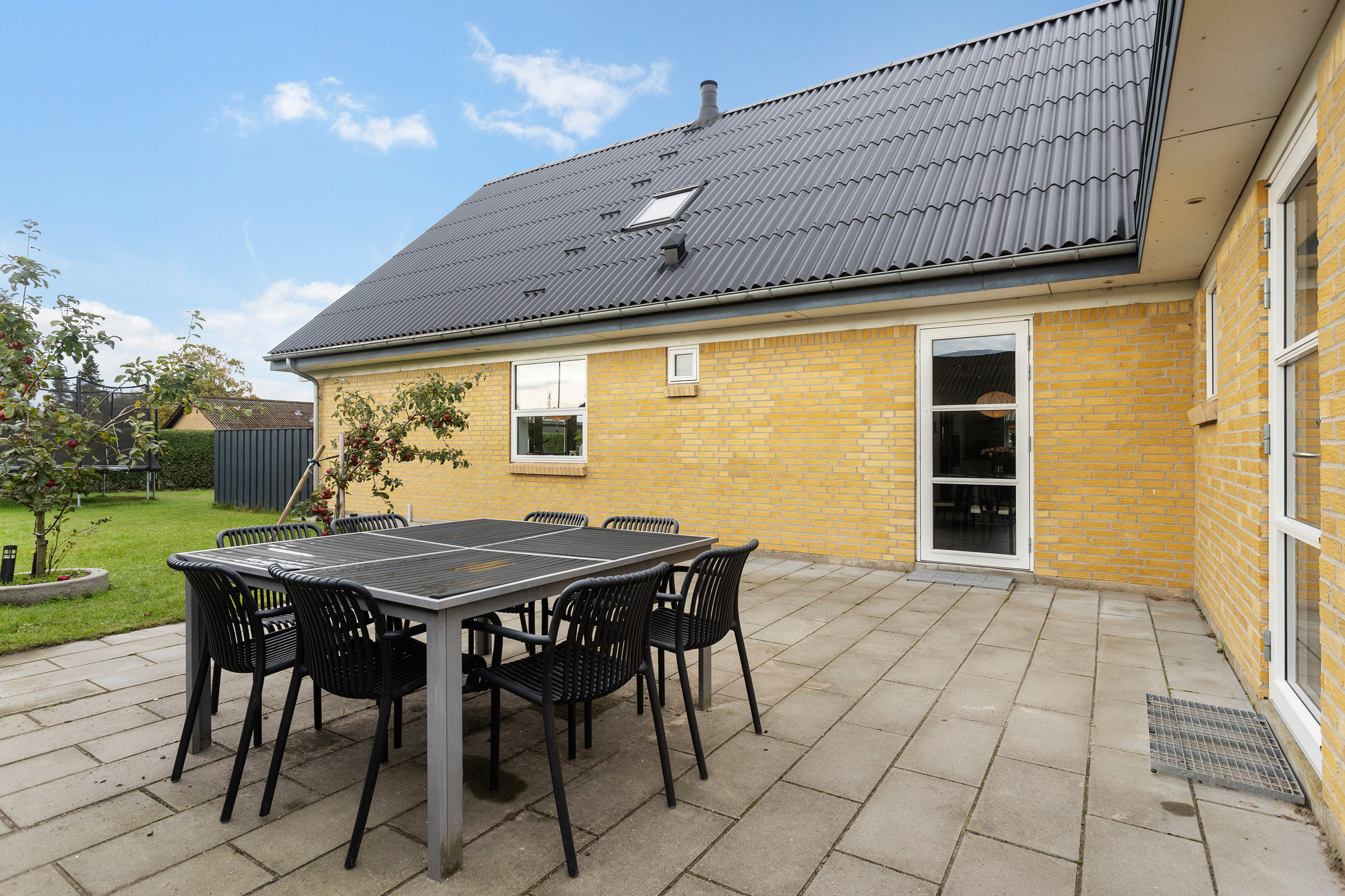 Fremhævet terrasse billede i fuldskærmstilstand. Billede af Elverhøjsvej 9, 9700 Brønderslev