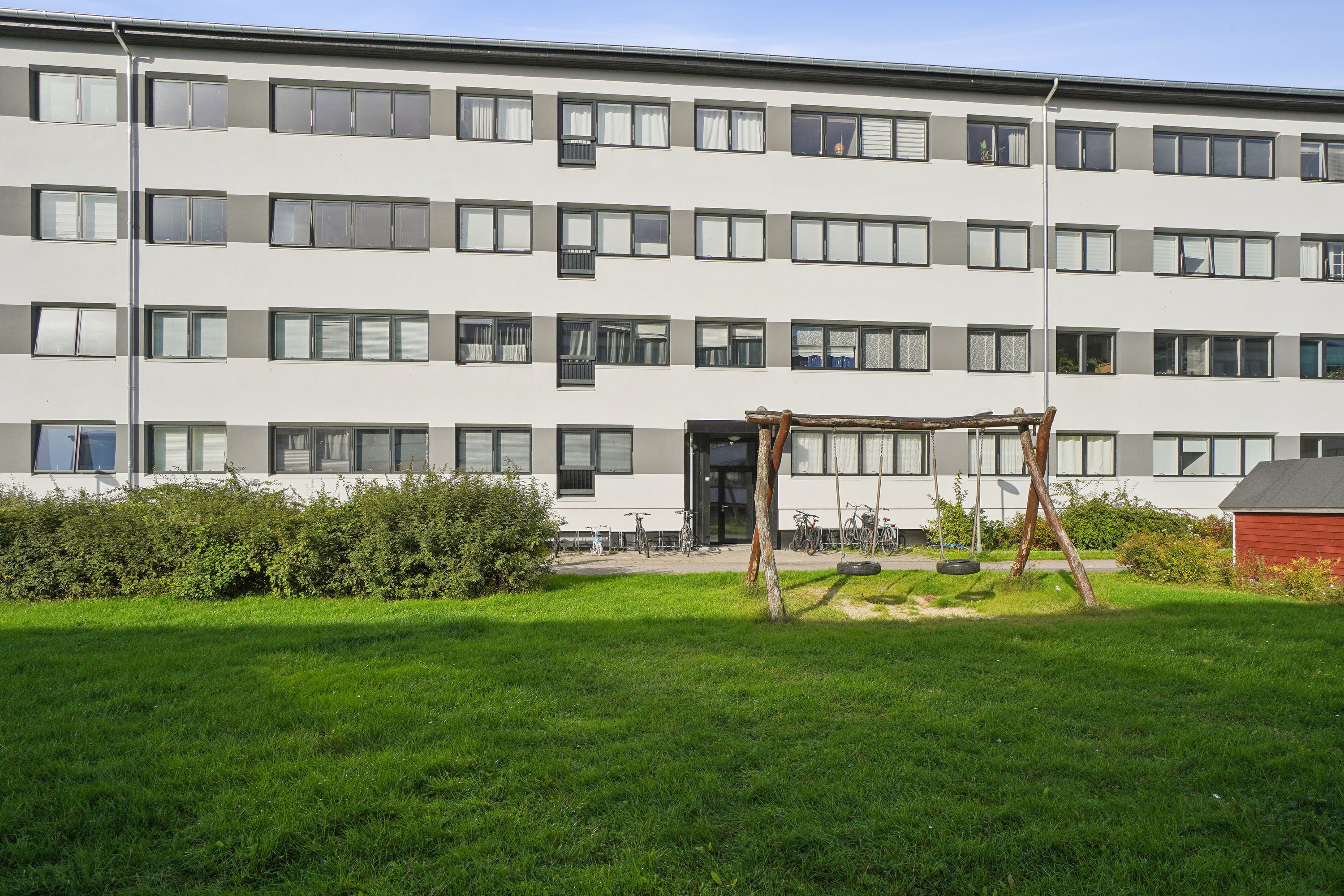 Fremhævet gårdmiljø billede i fuldskærmstilstand. Billede af Topperne 6, 2. 23., 2620 Albertslund