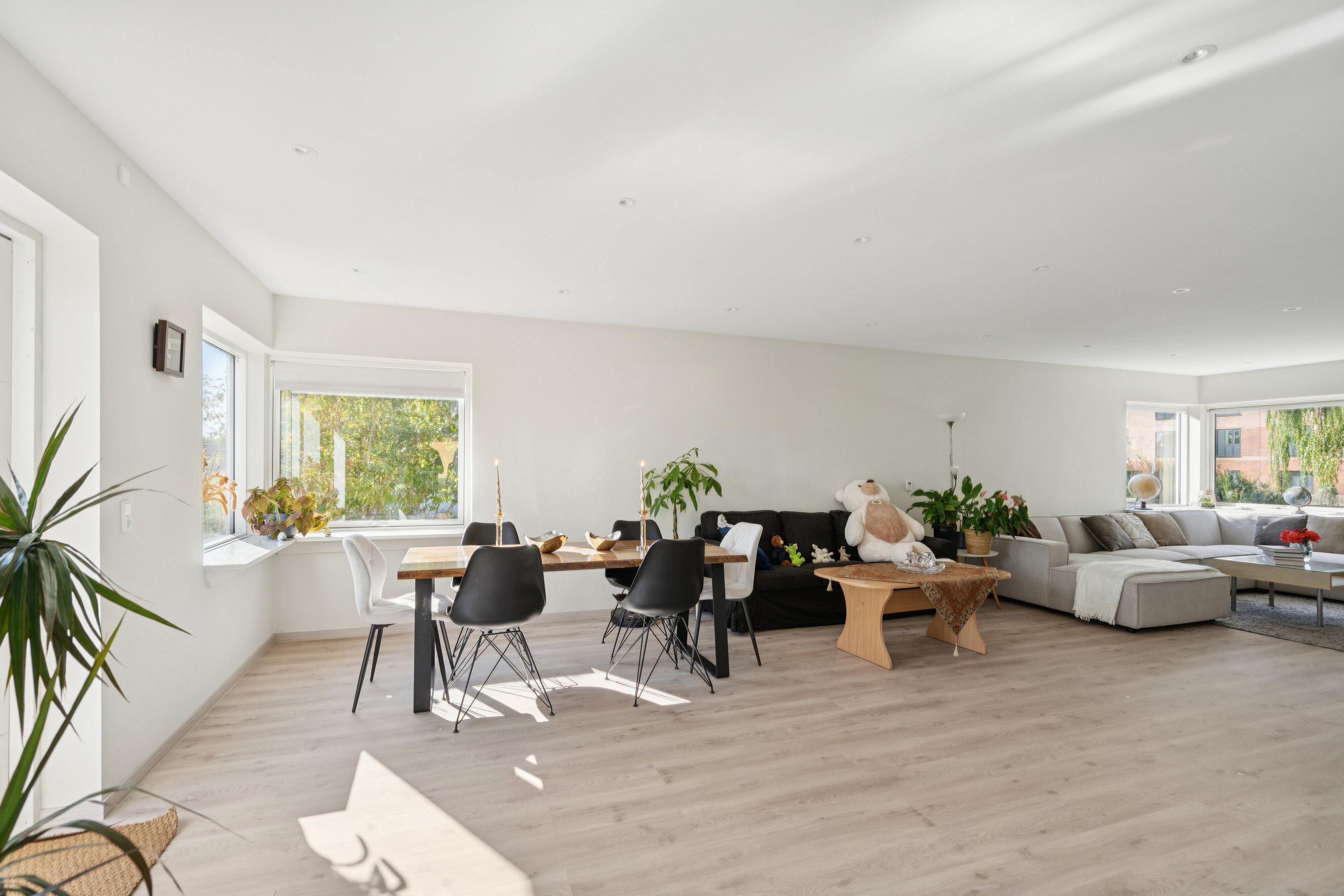 Fremhævet spisestue billede i fuldskærmstilstand. Billede af Malervangen 28, 2600 Glostrup