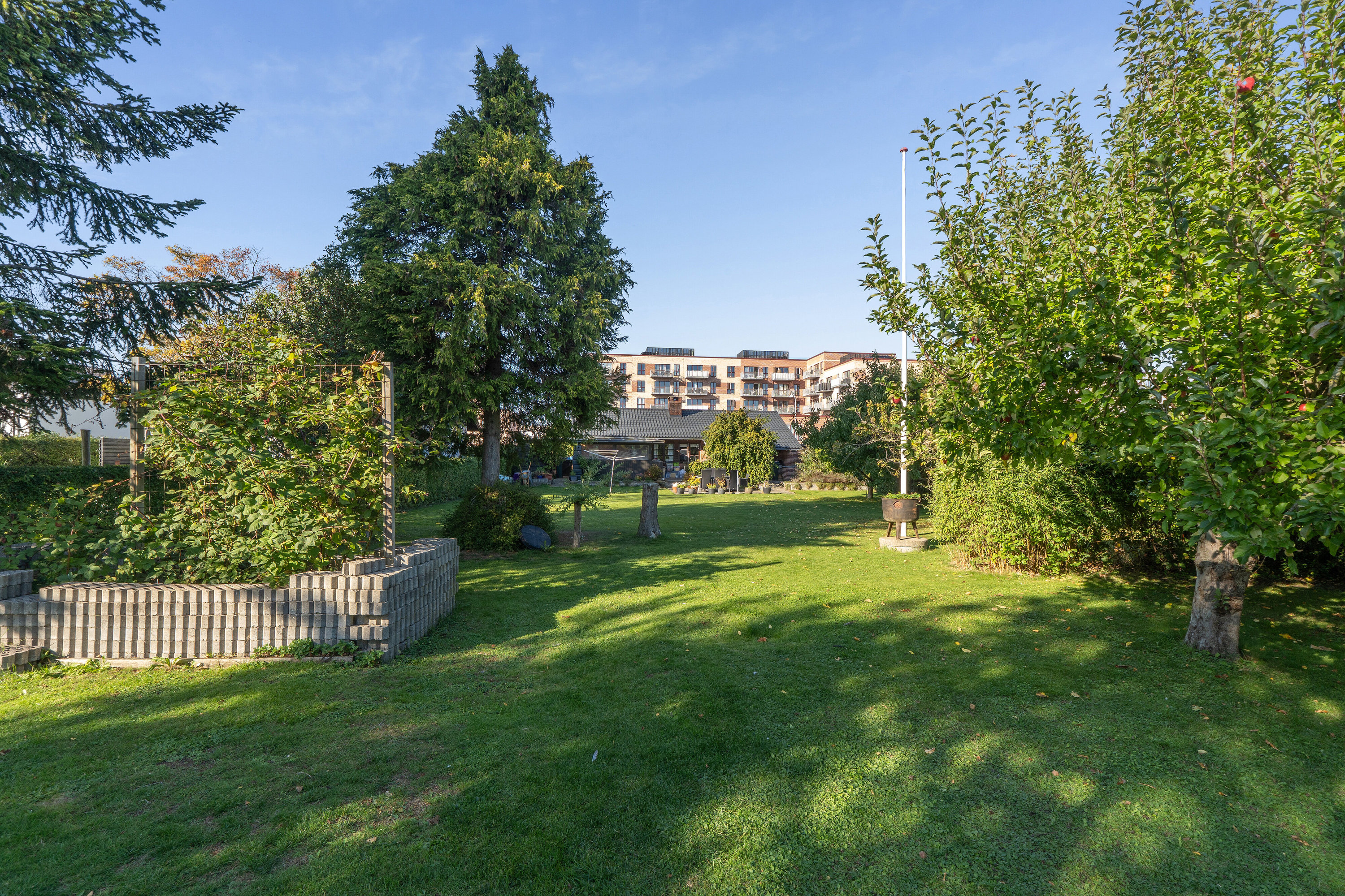 Fremhævet set fra haven billede i fuldskærmstilstand. Billede af Banemarksvej 37, 2605 Brøndby