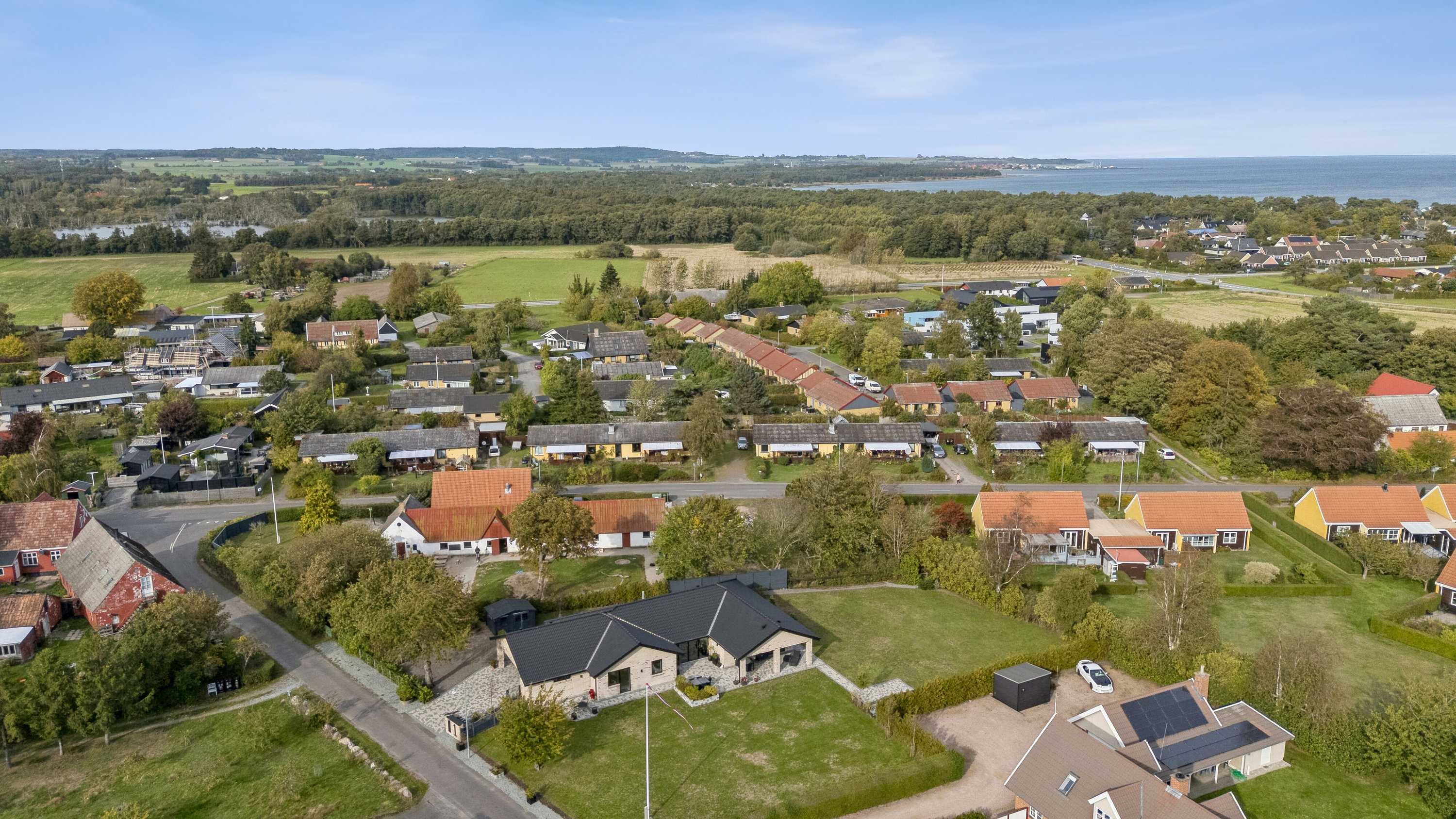 Fremhævet luftfoto billede i fuldskærmstilstand. Billede af Smedevej 1, Snogebæk, 3730 Nexø