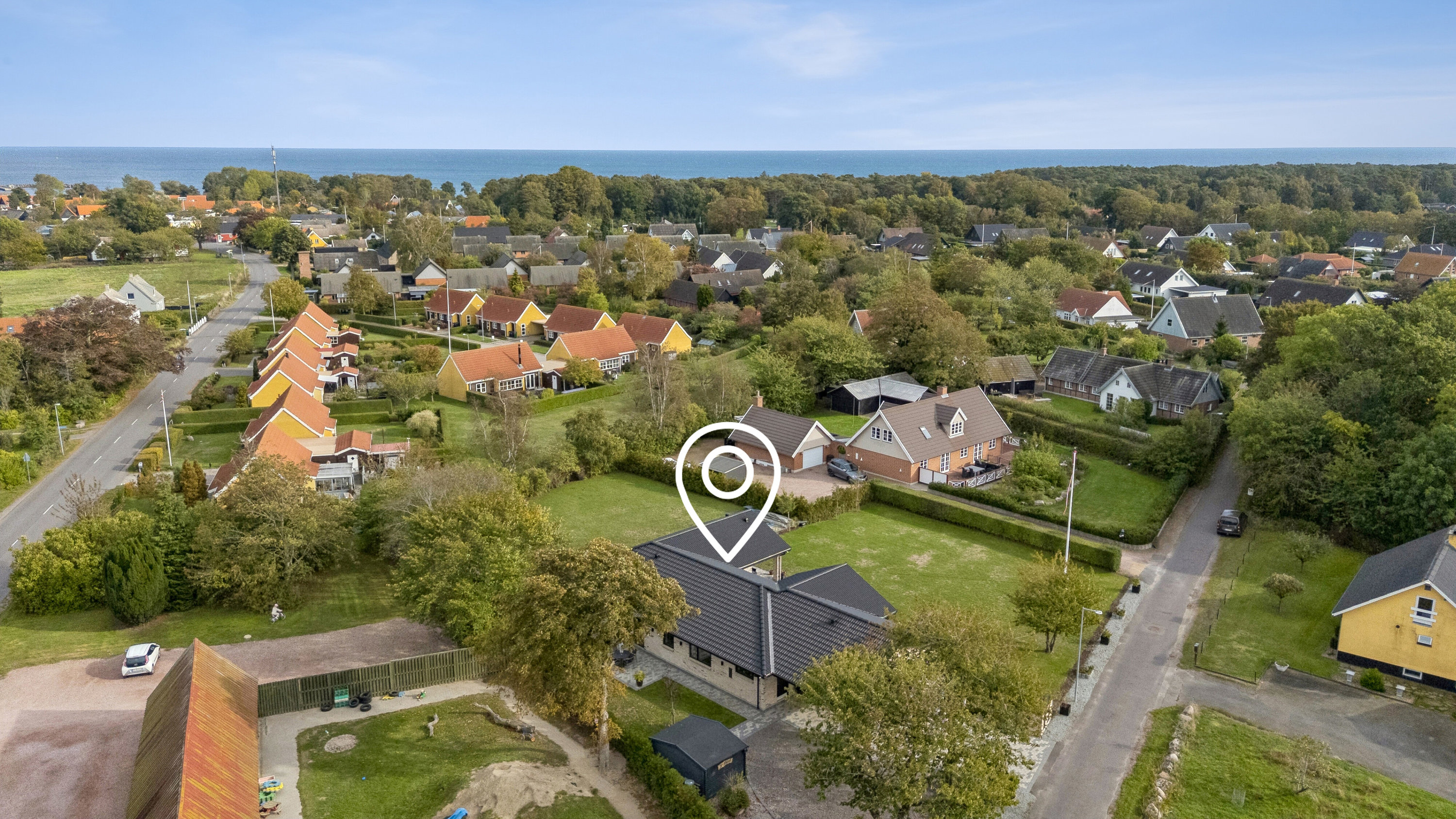 Fremhævet luftfoto billede i fuldskærmstilstand. Billede af Smedevej 1, Snogebæk, 3730 Nexø