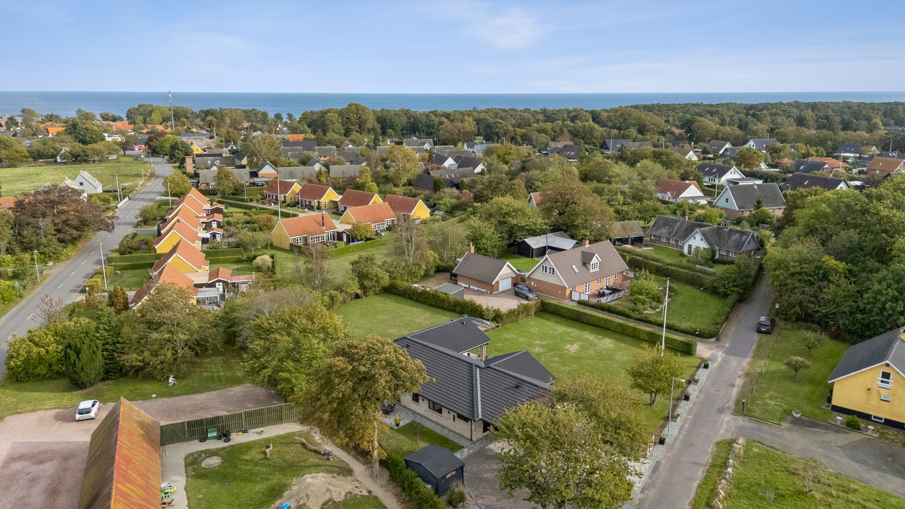 Fremhævet luftfoto billede i fuldskærmstilstand. Billede af Smedevej 1, Snogebæk, 3730 Nexø