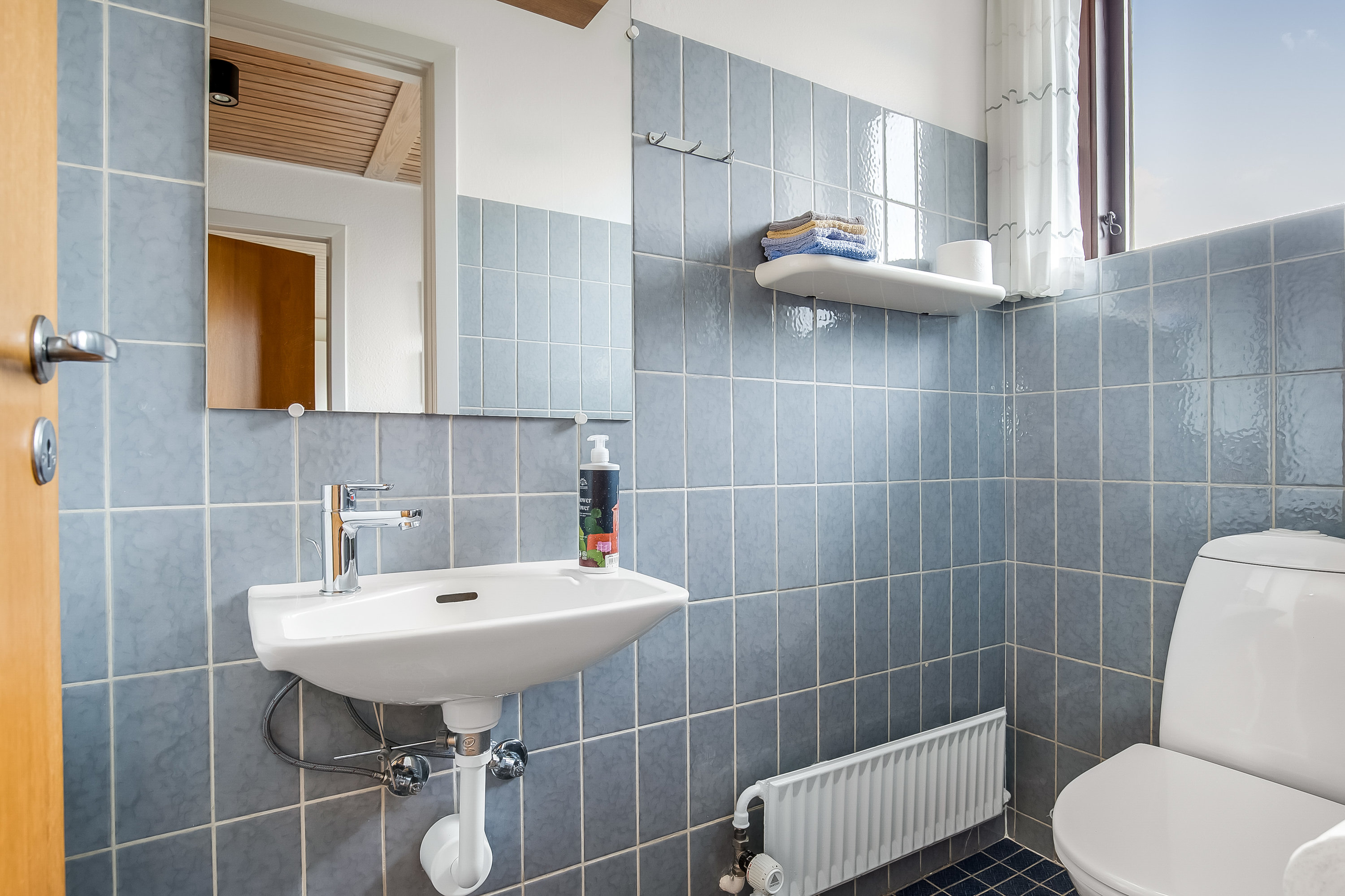 Fremhævet gæstetoilet billede i fuldskærmstilstand. Billede af Bakkevænget 17, Rebæk, 6000 Kolding