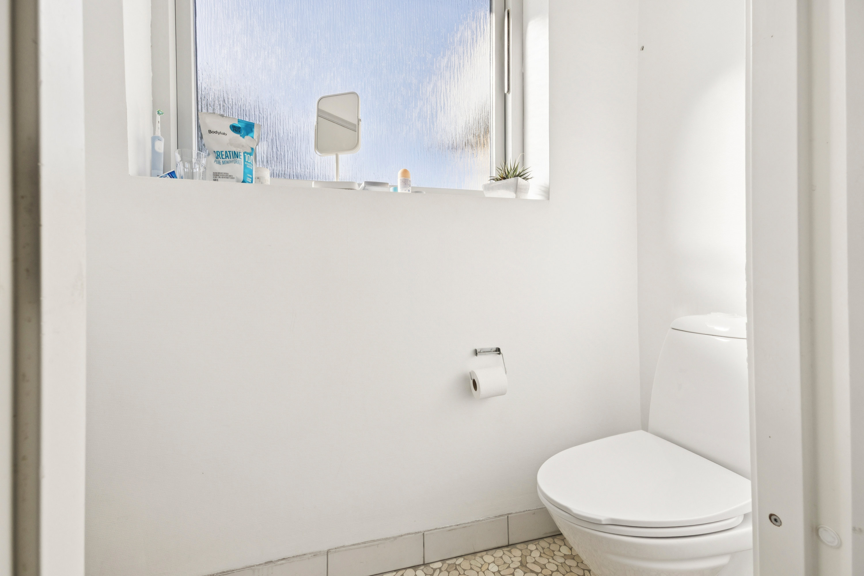 Fremhævet toilet billede i fuldskærmstilstand. Billede af Nældebjerg Alle 19, 2670 Greve