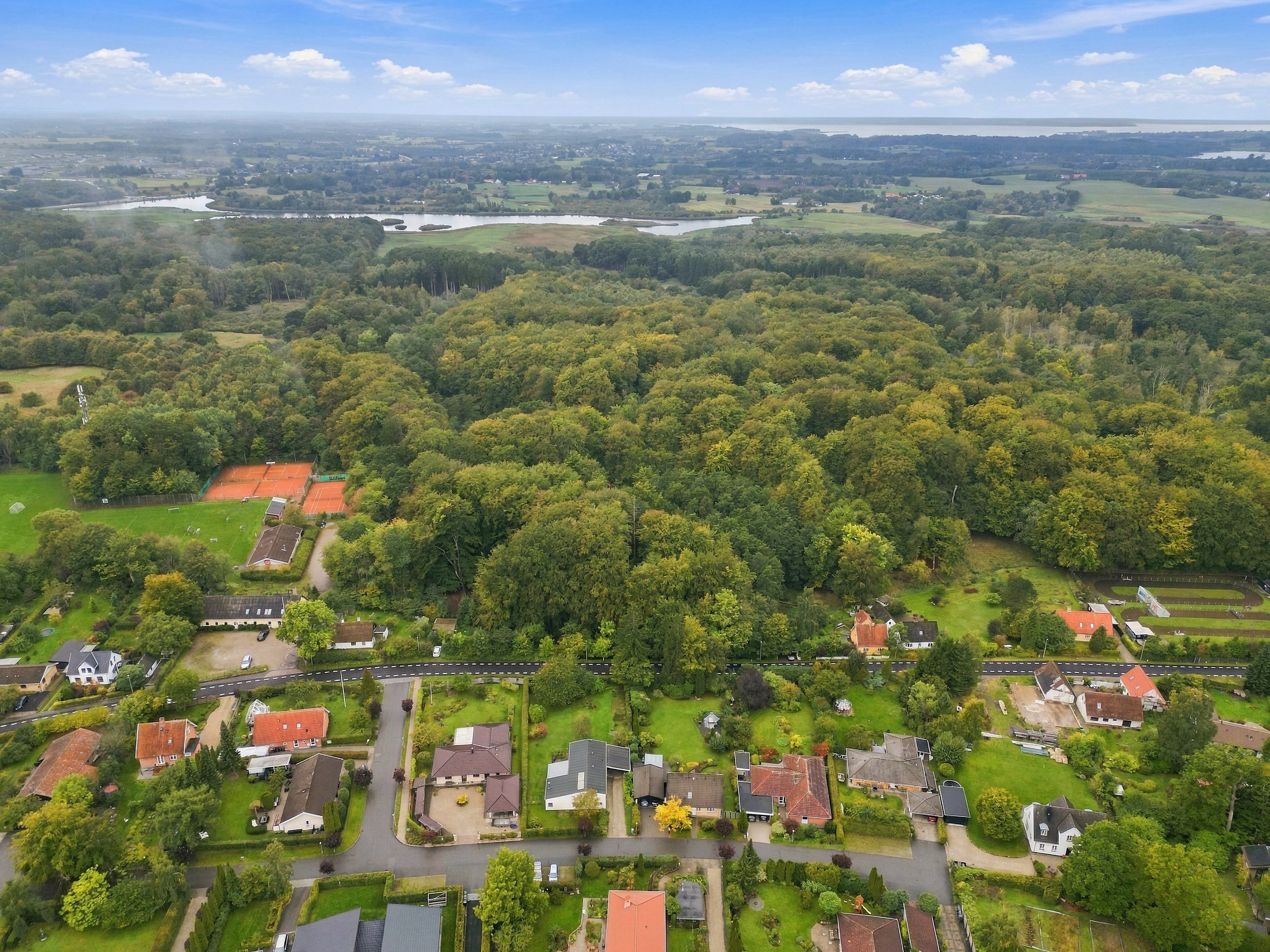 Fremhævet luftfoto billede i fuldskærmstilstand. Billede af Gribskov Parkvej 5, Gadevang, 3400 Hillerød