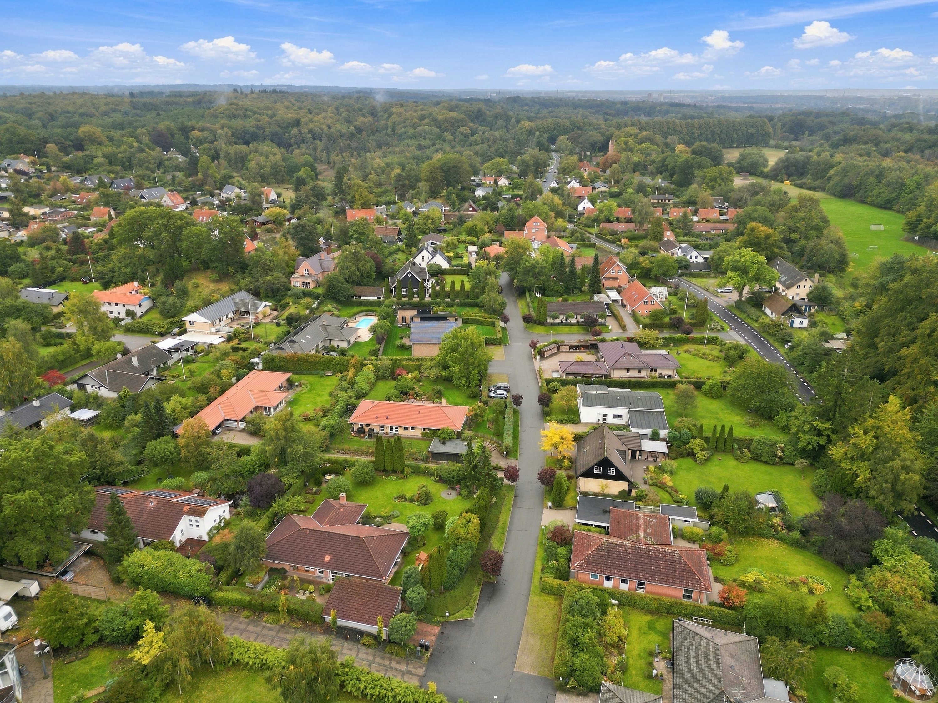 Fremhævet luftfoto billede i fuldskærmstilstand. Billede af Gribskov Parkvej 5, Gadevang, 3400 Hillerød