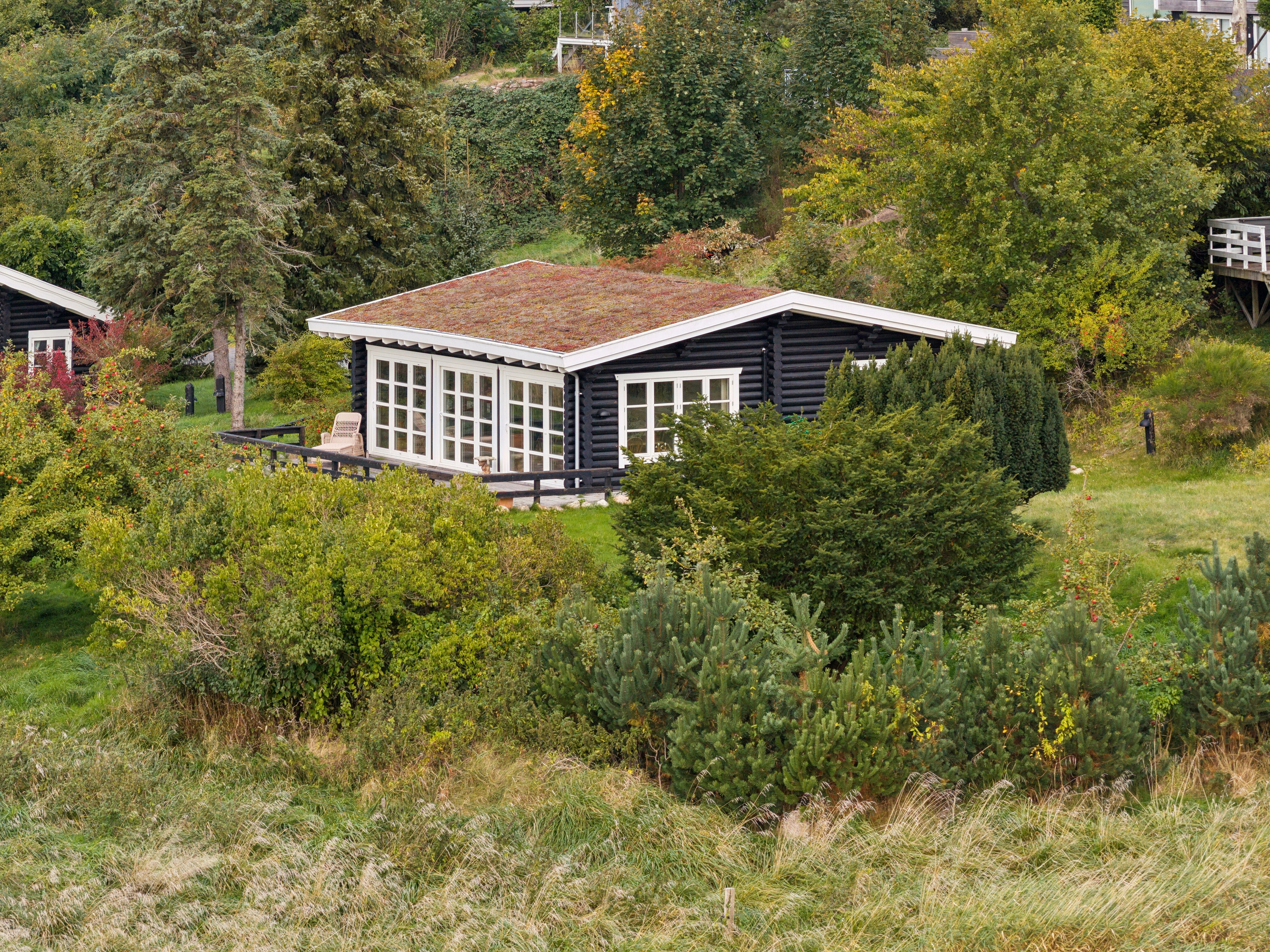Fremhævet set fra haven billede i fuldskærmstilstand. Billede af Månehøjen 29, 3100 Hornbæk