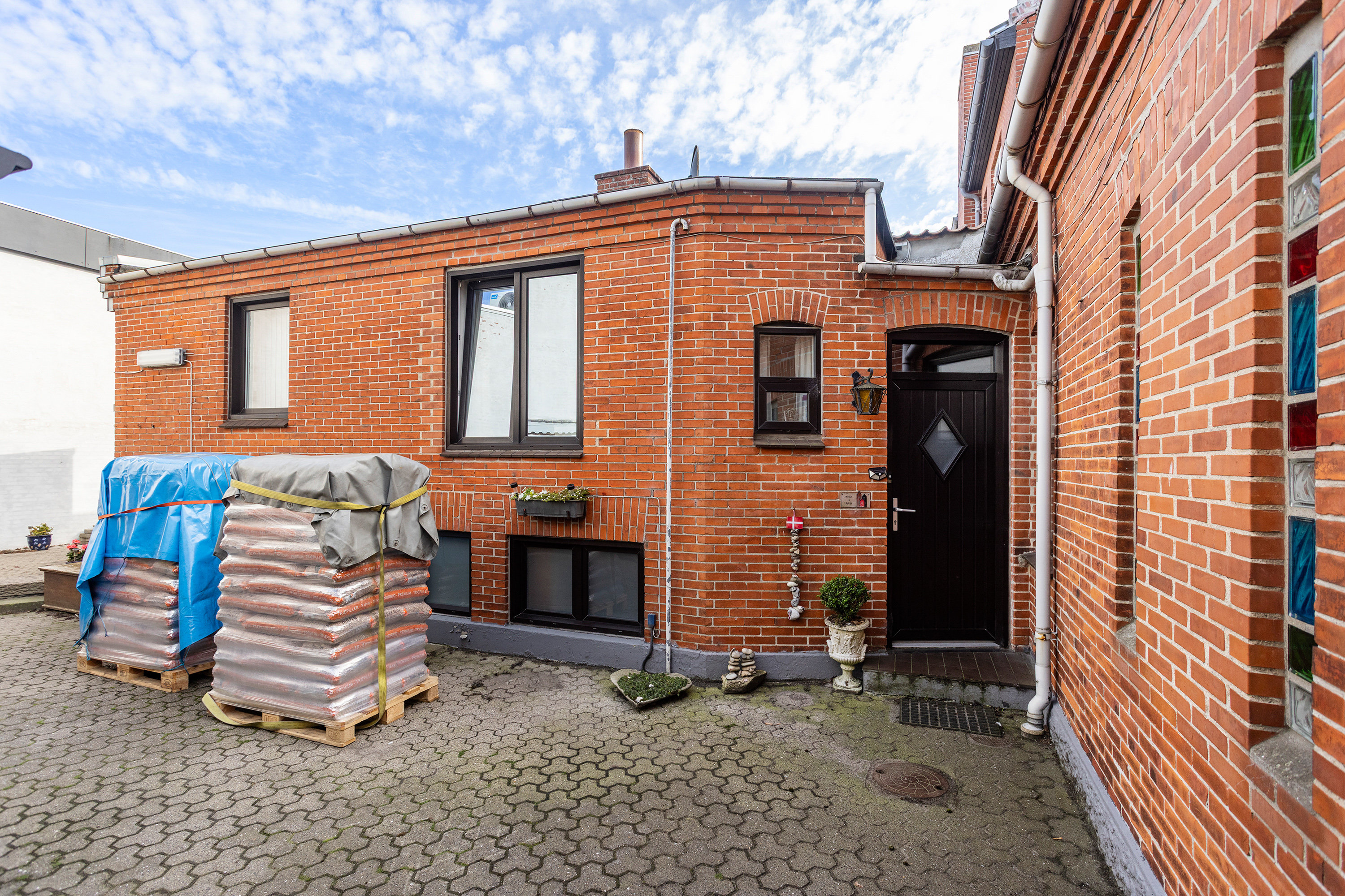 Fremhævet facade billede i fuldskærmstilstand. Billede af Læsøgade 12, 9900 Frederikshavn
