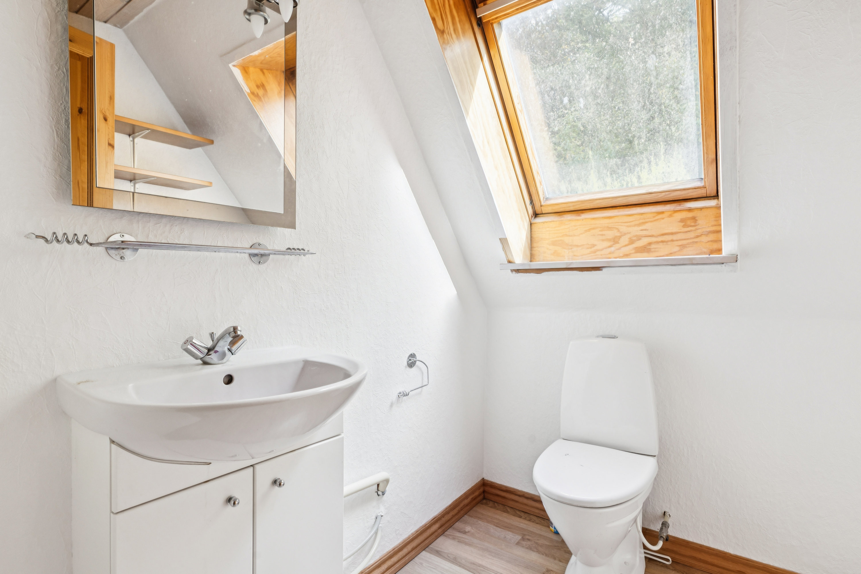 Fremhævet toilet billede i fuldskærmstilstand. Billede af Hovangsvej 38, 9500 Hobro