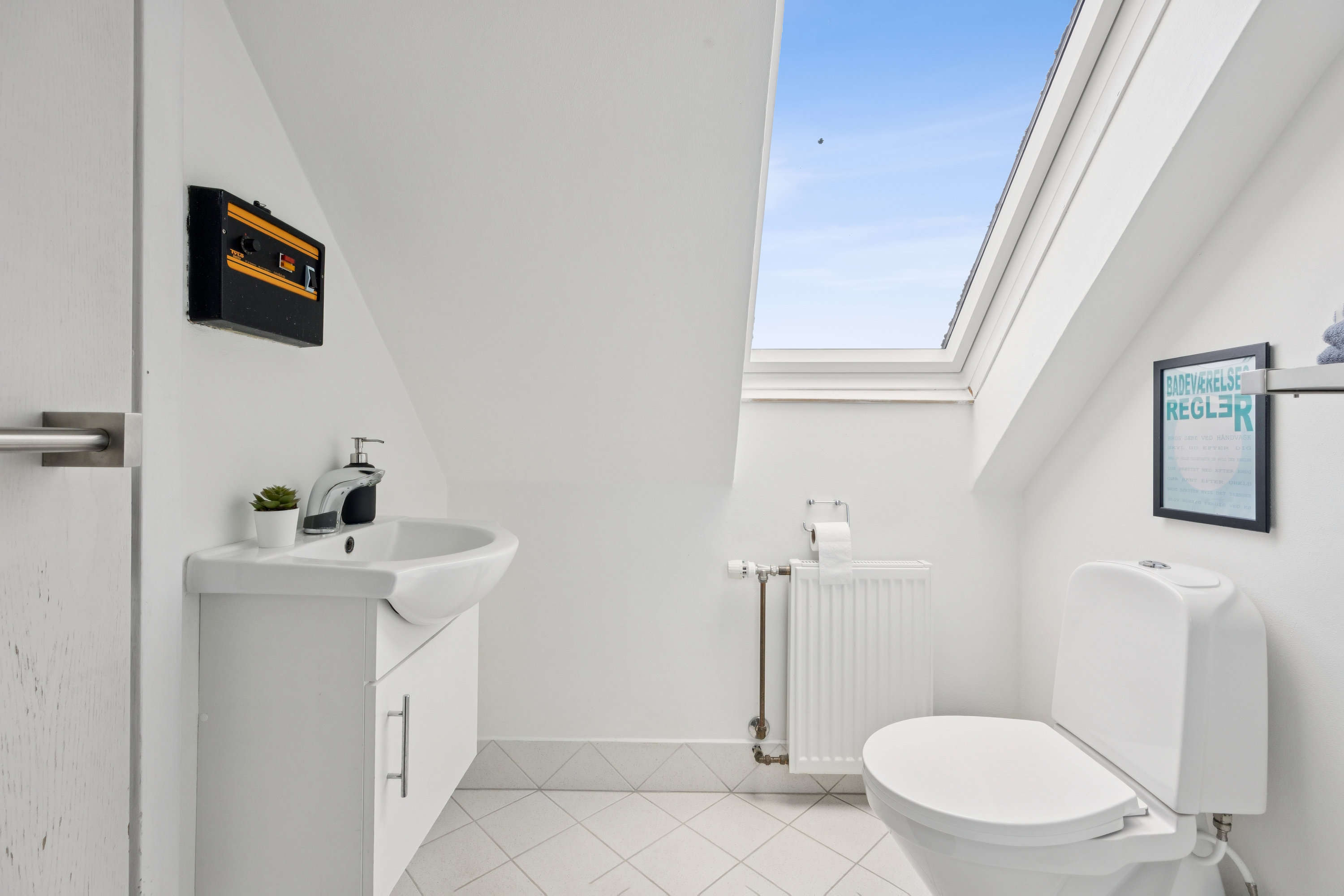 Fremhævet toilet billede i fuldskærmstilstand. Billede af Bjælkerupvej 94, 4660 Store Heddinge