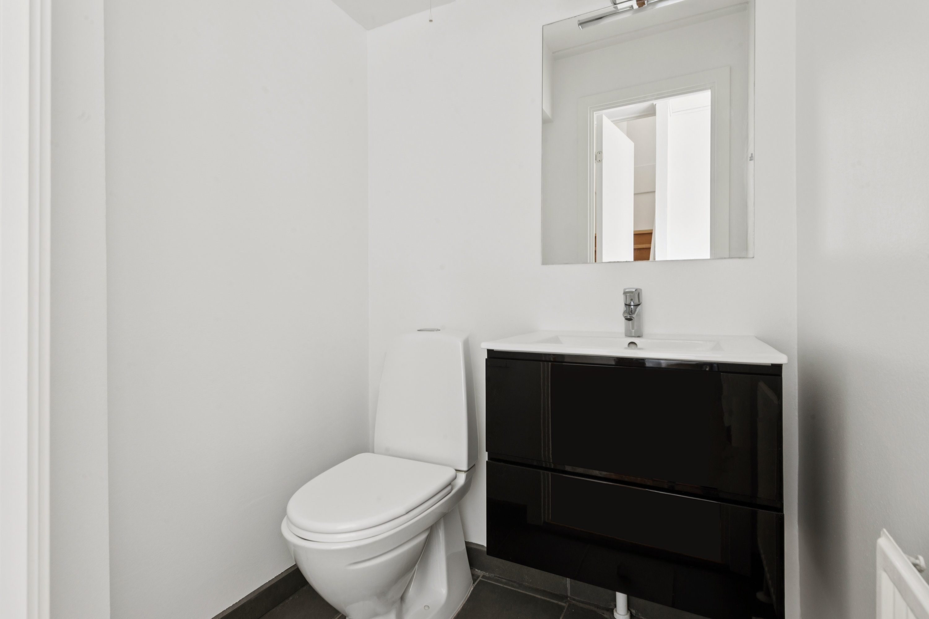 Fremhævet toilet billede i fuldskærmstilstand. Billede af Vesthegnet 47, 2670 Greve