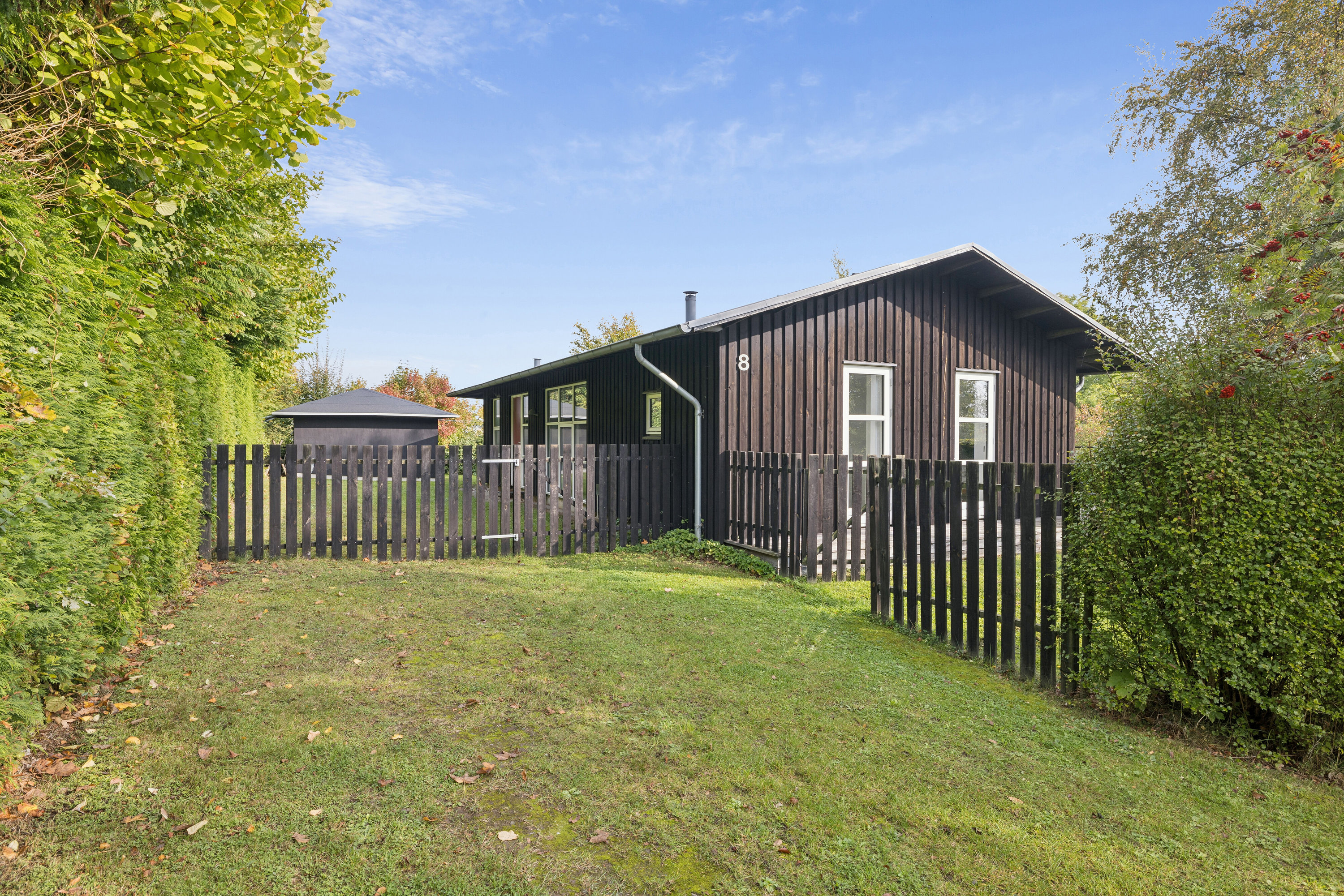 Fremhævet set fra haven billede i fuldskærmstilstand. Billede af Sølyst 8, Spodsbj Drej, 5900 Rudkøbing