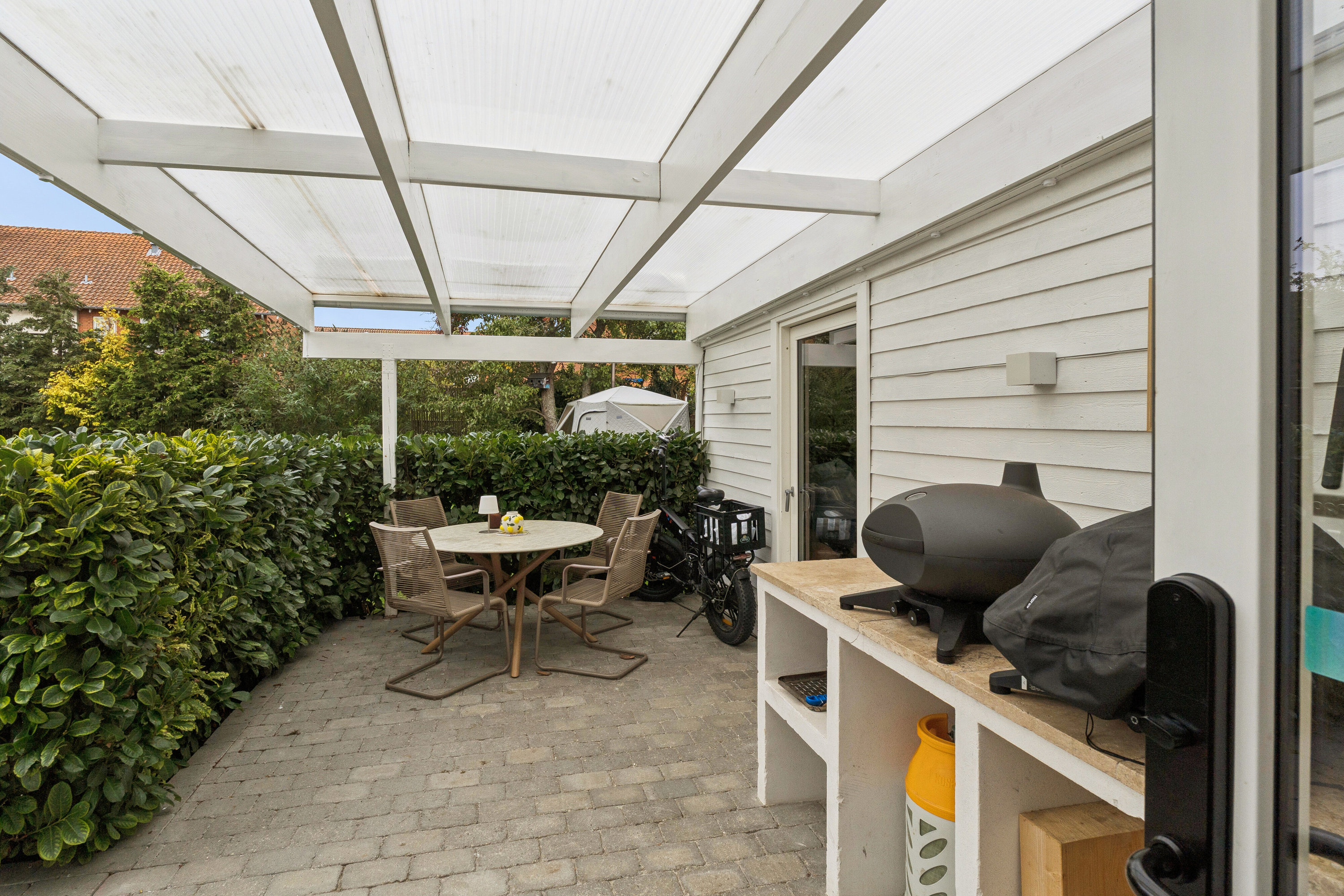 Fremhævet overdækket terrasse billede i fuldskærmstilstand. Billede af Søstrand Alle 10, 2650 Hvidovre