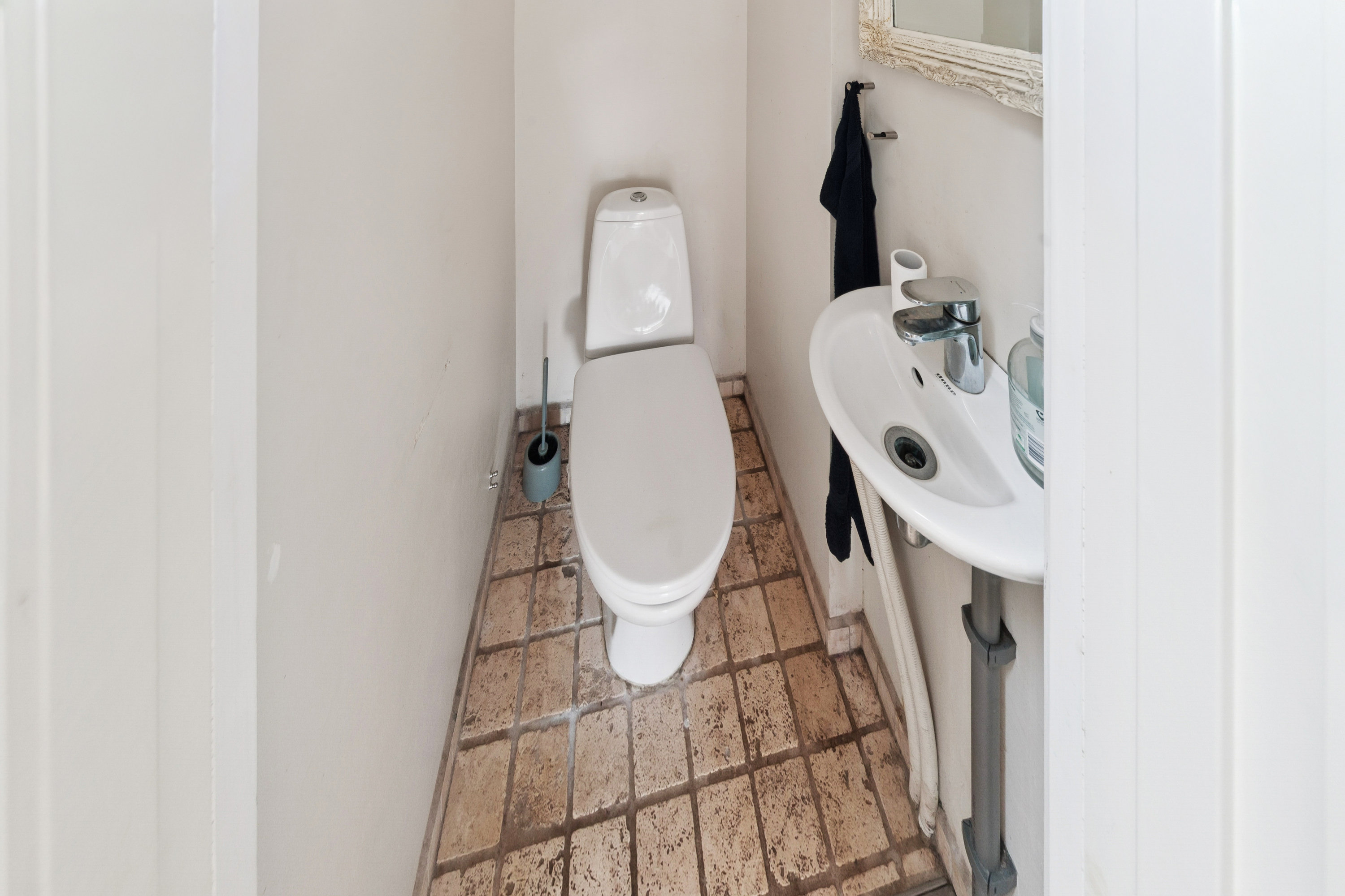 Fremhævet toilet billede i fuldskærmstilstand. Billede af Oliefabriksvej 160, 2770 Kastrup