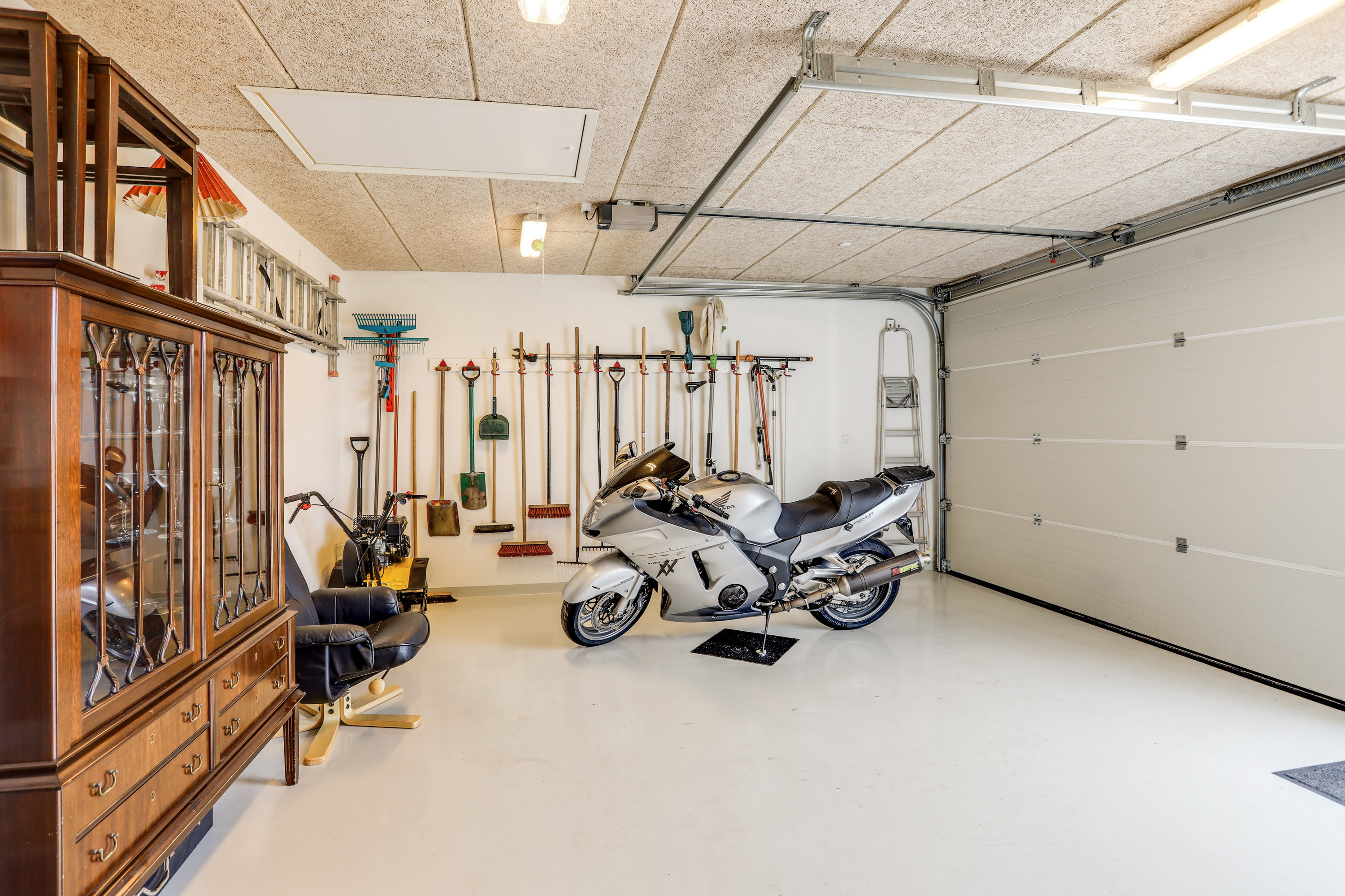 Fremhævet garage billede i fuldskærmstilstand. Billede af Kongelysvej 2, 9380 Vestbjerg