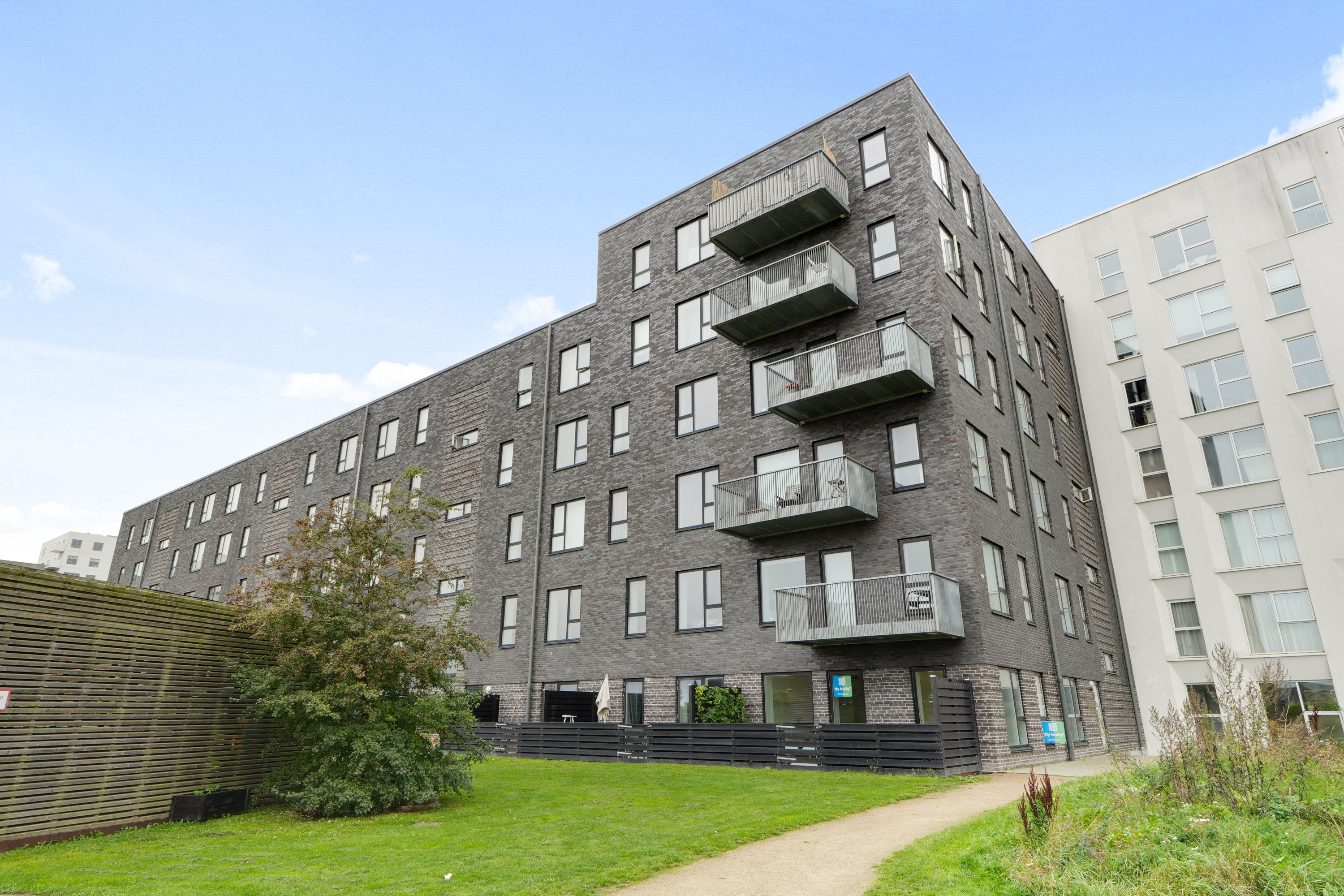 Fremhævet facade billede i fuldskærmstilstand. Billede af Robert Jacobsens Vej 25, st. th., 2300 København S